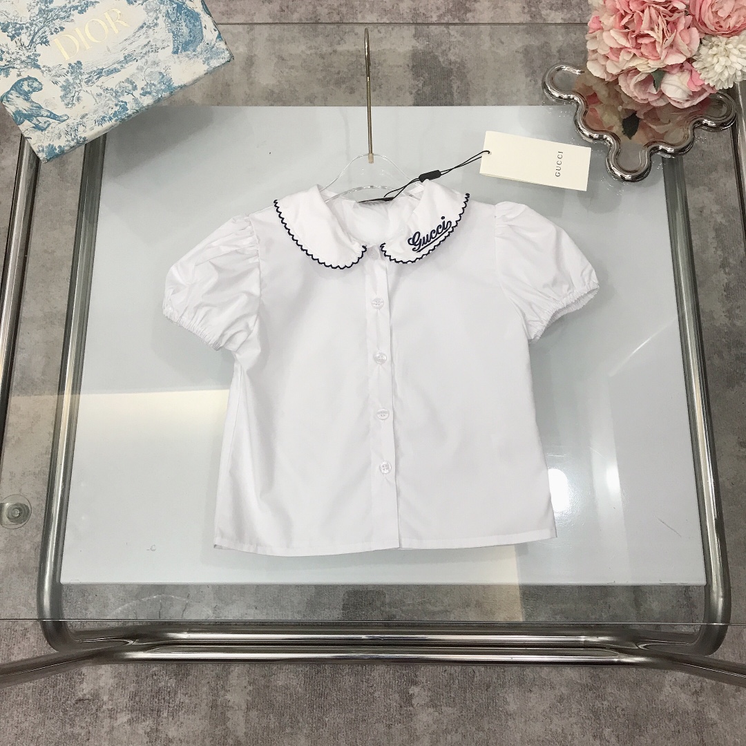 NO:212018,[Spot shipment] GUCC* Limited series Doll collar shirt Pure cotton shirt with flowing texture and clear exquisite style Alphabet lettering shell buttons Cute child-fun doll neckline design with small embroidery on the left front of the neckline logo Original 1:1, fully playful and cute, soft and comfortable, skin-friendly and not tied, excellent upper body effect, a must-have artifact for princess ~ size size 90---120-130-140-150 [CM] Counter packaging 70, clothes, gucci,shirts,19860909【现货发】   GUCC* 限定系列 娃娃领衬衣 纯棉衬衫质地飘逸清透 精致款 字母刻字贝壳纽扣 可爱童趣娃娃领口包边设计搭配领口左边前刺绣小 logo 原版1:1打造 尽显俏皮跟可爱 柔顺舒适 亲肤不扎 上身效果极好 公主的必备神器～  size尺码90---120-130-140-150【CM】 专柜包装70,衣服,gucci,shirts,,Children's