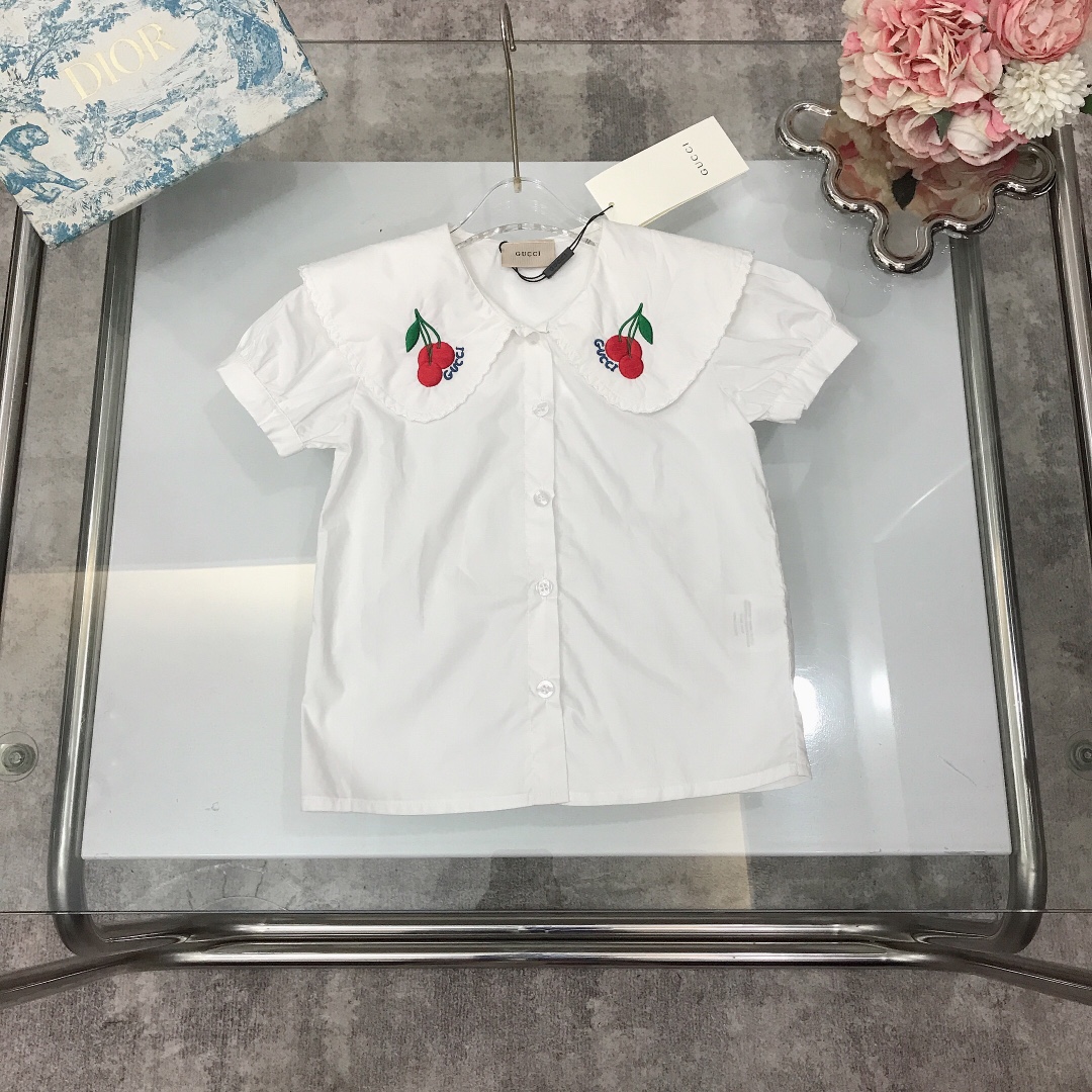 NO:212024,[Spot shipment] GUCC* Limited series Doll collar shirt Pure cotton shirt with flowing texture and clear exquisite style Alphabet lettering shell buttons Cute child-fun doll neckline design with small embroidery on the left front of the neckline cherry logo Original 1:1, fully playful and cute, soft and comfortable, skin-friendly and not tied, excellent upper body effect, a must-have artifact for princess ~ size size 90---120-130-140-150 [CM] Counter packaging 70, clothes, gucci,shirts,19860909【现货发】   GUCC* 限定系列 娃娃领衬衣 纯棉衬衫质地飘逸清透 精致款 字母刻字贝壳纽扣 可爱童趣娃娃领口包边设计搭配领口左边前刺绣小 樱桃logo 原版1:1打造 尽显俏皮跟可爱 柔顺舒适 亲肤不扎 上身效果极好 公主的必备神器～  size尺码90---120-130-140-150【CM】 专柜包装70,衣服,gucci,shirts,,Children's