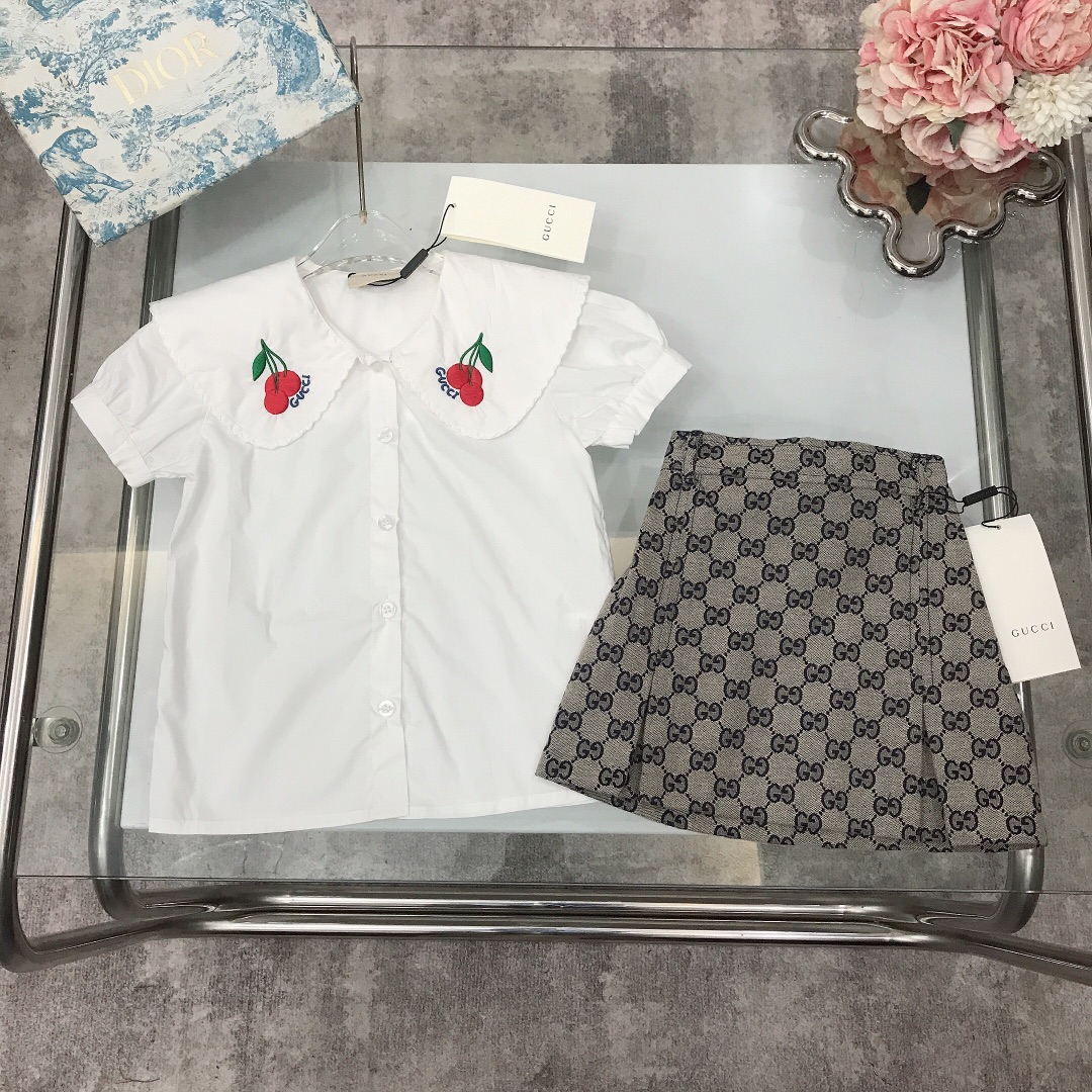 NO:212106,[Spot shipment] Size 90- GUCC* Limited series Doll collar shirt short skirt. Cotton shirt is flowing and clear. Exquisite style. Cute small lapel doll collar design with cherry logo embroidery at the collar. Shell button logo engraving. Full design sense. Original 1:1. Skirt jacquard denim shows playful and cute. Soft and comfortable. Skin-friendly and not tied. The upper body effect is excellent. A must-have artifact for princess~ size size 90--110-120-130-140-[CM] Counter packaging 70, clothes, gucci, skirts, shirts,19860909【现货发】  尺寸90-  GUCC* 限定系列 娃娃领衬衣短裙 纯棉衬衫质地飘逸清透 精致款 可爱小翻领娃娃领设计搭配领口处樱桃logo刺绣 贝壳纽扣logo刻字 设计感十足 原版1:1打造 半裙提花牛仔 尽显俏皮跟可爱 柔顺舒适 亲肤不扎 上身效果极好 公主的必备神器～  size尺码90--110-120-130-140-【CM】 专柜包装70,衣服,gucci,skirts,shirts,,Children's