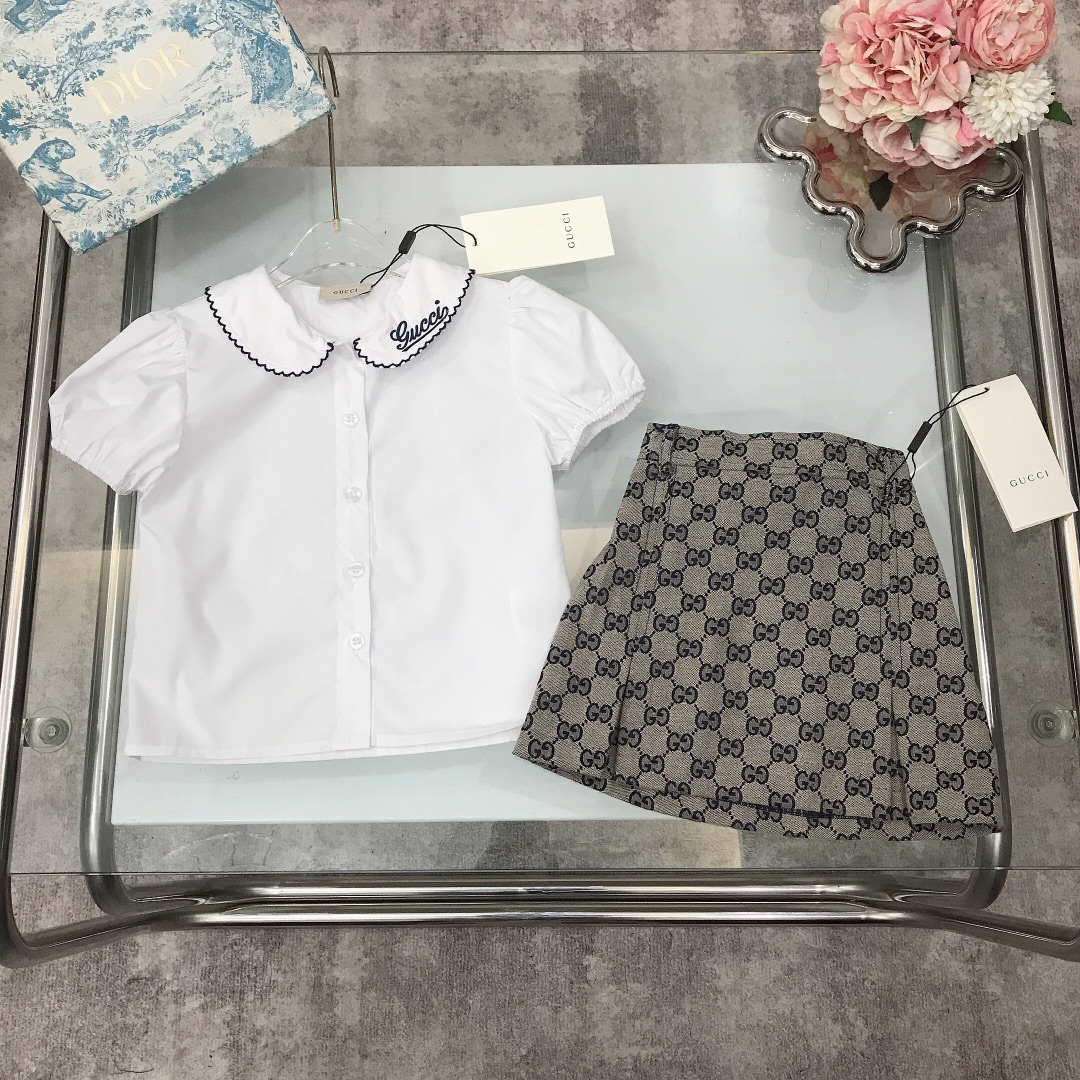 NO:212112,[Spot shipment] Size 90- GUCC* Limited series Doll collar shirt short skirt. Cotton shirt is flowing and clear. Exquisite style. Cute small lapel doll collar design with collar logo embroidery. Shell button logo lettering. Full design sense. Original 1:1. Skirt jacquard denim shows playful and cute. Soft and comfortable. Skin-friendly and not tied. The upper body effect is excellent. A must-have artifact for princess~ size size 90--110-120-130-140-[CM] Counter packaging 70, clothes, gucci, skirts, shirts,19860909【现货发】  尺寸90-  GUCC* 限定系列 娃娃领衬衣短裙 纯棉衬衫质地飘逸清透 精致款 可爱小翻领娃娃领设计搭配领口处logo刺绣 贝壳纽扣logo刻字 设计感十足 原版1:1打造 半裙提花牛仔 尽显俏皮跟可爱 柔顺舒适 亲肤不扎 上身效果极好 公主的必备神器～  size尺码90--110-120-130-140-【CM】 专柜包装70,衣服,gucci,skirts,shirts,,Children's