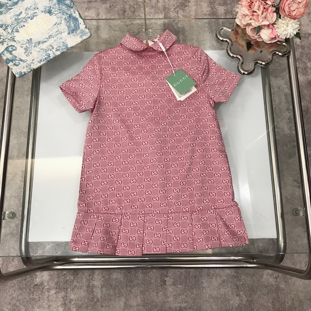 NO:212032,[Spot delivery] Recommended to hand wash High-end fabrics cannot be machine washed GUCC* high-end model ~ Double GG full-print dress 1:1 for counter, comprehensive letter fabric, soft and delicate fabric, versatile style, small lapel design of doll collar, full of exquisiteness, super versatile style, casual and comfortable upper body without losing the temperament, vertical style, size-110-120-130-140-【CM】, clothes, gucci, skirts,19860909【现货发】   建议手洗 高端面料不可机洗 GUCC* 高定款～ 双GG满印连衣裙 专柜1:1打造 全面字母面料 面料柔软细腻 百搭款 娃娃领小翻领设计 精致感十足  超级百搭款 上身休闲舒适又不失淑女气质 版型立挺 尺码-110-120-130-140-【CM】,衣服,gucci,skirts,,Children's