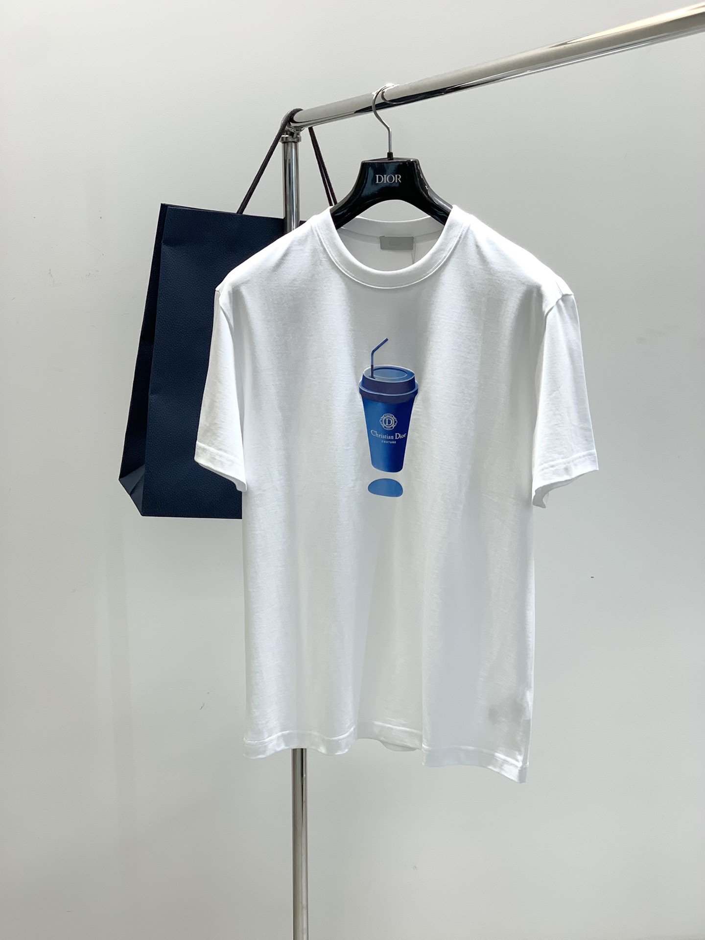 NO:159186,,Dio The same fashion pure cotton round neck T-shirt for men and women, Hong Kong foreign companies' channels of goods passing by, pure blood quality, popular hot models in the buyer store!  In terms of design, it has a strong Dijia family gene, personalized details, and an iconic brand logo on the chest. It is very simple and fashionable. It is made of exquisite embroidery craftsmanship. It is quite personal and full of tone. It is full of high street style, greatly enriching the overall vision!  Customers supply top-quality fabrics imported from Egypt, select high-quality cotton raw materials in the Nile area. They are made of heavy weaving and dyeing after a century-old workshop. After enzyme washing, the fabric is transformed into a very comfortable and textured characteristic, with excellent softness, and a lot of cotton feel, very high weight, and excellent breathability!  The details are exquisite and sophisticated, first-class, fashionable and loose tailoring, and extremely high mixing and matching effects. They are excellent in both inner and single wear. They can be controlled by both men and women, and have excellent styling effects!  . Color black and white White Size M-3XL Size chart Size M Clothes length 67 bust 104 shoulder width 50 yards L. Clothes length 69 bust 108 shoulder width 51 Size XL Clothes length 71 bust 112 shoulder width 52 Size 2XL Clothes length 73 bust 116 shoulder width 53 Size 3XL Clothes length 74 bust 120 shoulder width 54,,dior,dior,tees,t-shirt,alexander wang19860909,迪奥 男女同款时装纯棉圆领T恤,香港洋行渠道货路过车,纯正血统品质,买手店里的人气热款！ 设计方面有着强烈的迪家家族基因,个性化细节处理,胸前饰有标志性品牌标识,非常极简时髦,以精美刺绣体工艺打造,颇为个性且腔调十足,满满的高街潮范儿,极大丰富了整体视觉！ 客供埃及进口顶级面料,甄选尼罗河区域光照极好的上等棉花原料,经过百年工坊重磅定织定染而成,经过酵素洗工艺,将面料蜕变成非常舒适且质感十足的特质,柔软度极好,此外棉感十足,非常高克重,透气性优越！ 细节精湛考究,品相一流,时尚宽松型剪裁,混搭效果极高,无论内搭还是单穿都非常出色,男女皆可驾驭,造型效果极佳的一款高奢单品！ . 颜色黑白 白色 尺码M-3XL 尺码表 码数M 衣长67胸围104肩宽50码数L. 衣长69胸围108肩宽51 码数XL衣长71胸围112肩宽52 码数2XL衣长73胸围116肩宽53 码数3XL衣长74胸围120肩宽54,,dior,dior,tees，t-shirt,alexander wang,Men's clothing