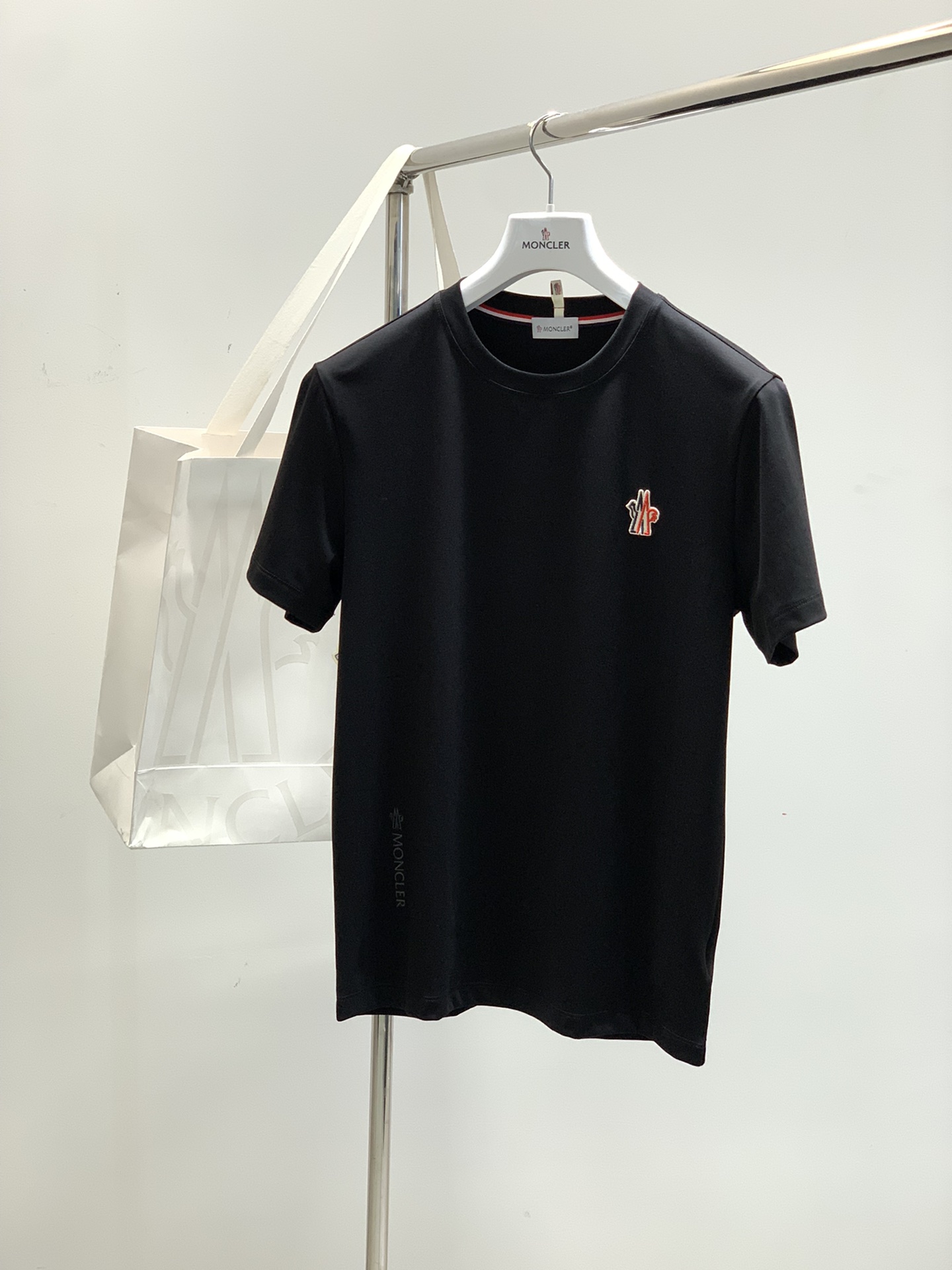 NO:159171,, cover-mouthed cotton short-sleeved cotton raw materials, made of woven and dyed in a century-old workshop. After enzyme washing, the fabric has been transformed into a very comfortable and textured characteristic, with excellent softness, and a lot of cotton feel and excellent breathability!  The details are exquisite and sophisticated, first-class, fashionable and loose tailoring, and extremely high mixing and matching effects. They are excellent in both inner and single wear. They can be controlled by both men and women, and have excellent styling effects!  . Color black and white White Size M-3XL. Size 48 garments with length 66 bust 100 shoulder width 44.2 Size 50 garments with length 68 bust 104 shoulder width 45..4 Size 52 garments with length 70 garments with length 108 shoulder width 46.6 Size 54 garments with length 72 bust 112 shoulder width 47.8 Size 56 garments with length 74 bust 115 shoulder width 49, Moncler, T-shirt, alexander wang19860909,蒙口纯棉短袖 上等棉花原料,经过百年工坊重磅定织定染而成,经过酵素洗工艺,将面料蜕变成非常舒适且质感十足的特质,柔软度极好,此外棉感十足,,透气性优越！ 细节精湛考究,品相一流,时尚宽松型剪裁,混搭效果极高,无论内搭还是单穿都非常出色,男女皆可驾驭,造型效果极佳的一款高奢单品！ . 颜色黑白 白色 尺码M-3XL. 码数48衣长66胸围100肩宽44.2 码数50衣长68胸围104肩宽45..4 码数52衣长70胸围108肩宽46.6 码数54衣长72胸围112肩宽47.8 码数56衣长74胸围115肩宽49,,Moncler,T-shirt,alexander wang,Men's clothing