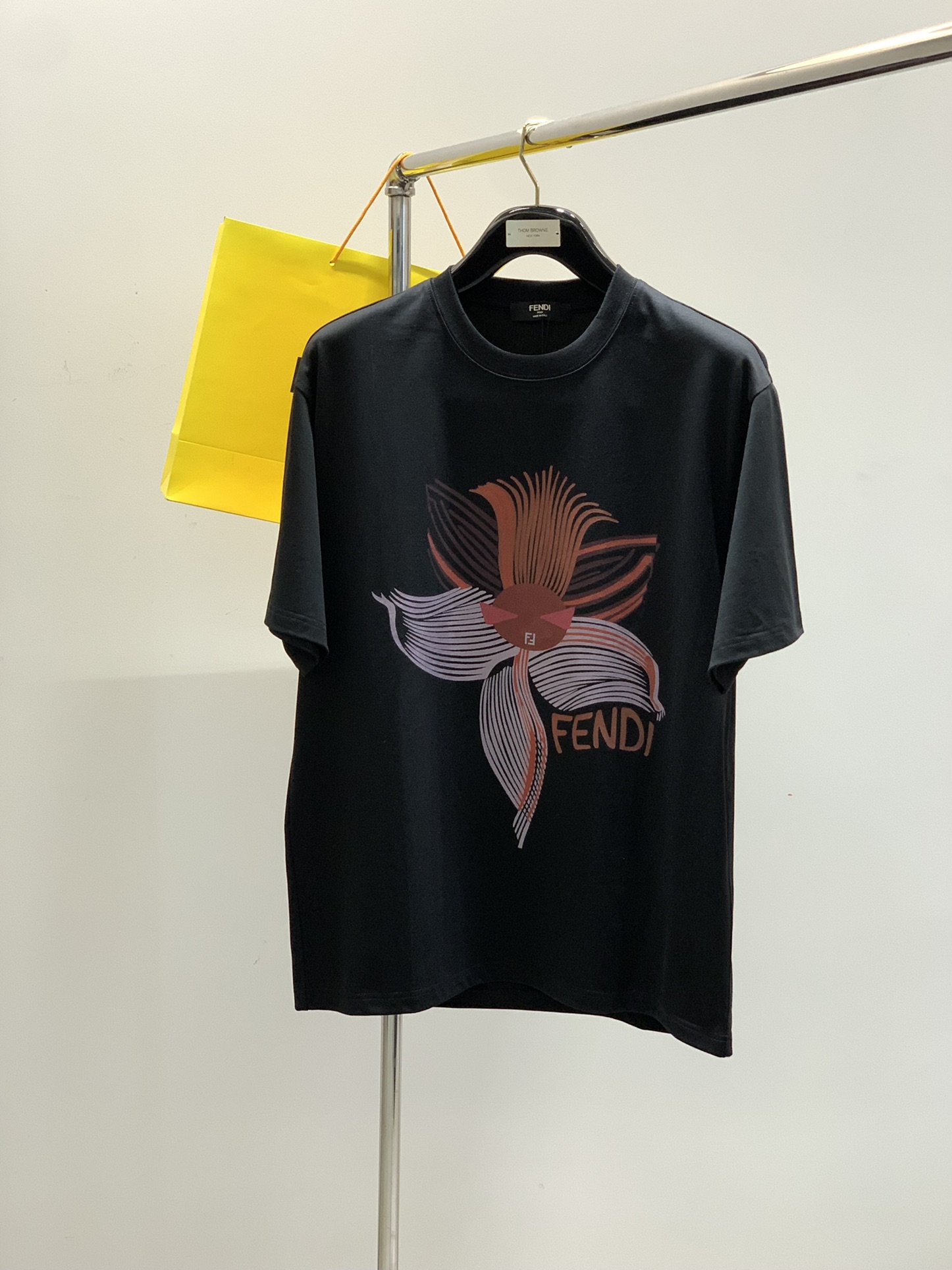 NO:159180,,FENDI Fendi, the latest summer products, special counters are available at the same time, original singles, casual and fashionable round neck short-sleeved T-shirt, imported original fabric, top-grade printing craft letter pattern logo, unique design, comfortable and breathable upper body, extremely high grade, handsome upper body, 2 colors recommendation, code number M-3XL,,fendi,fendi,T-shirt,tees,t-shirt,alexander wang19860909,FENDI 芬迪,夏季最新品,专柜同步有售,原单狠货,休闲时尚圆领短袖T恤,进口原版面料,顶级印花工艺字母图案logo,独特设计,上身舒适透气,档次极高,上身帅气十足,2色推荐,码数M-3XL,,fendi,fendi,T-shirt,tees，t-shirt,alexander wang,Men's clothing