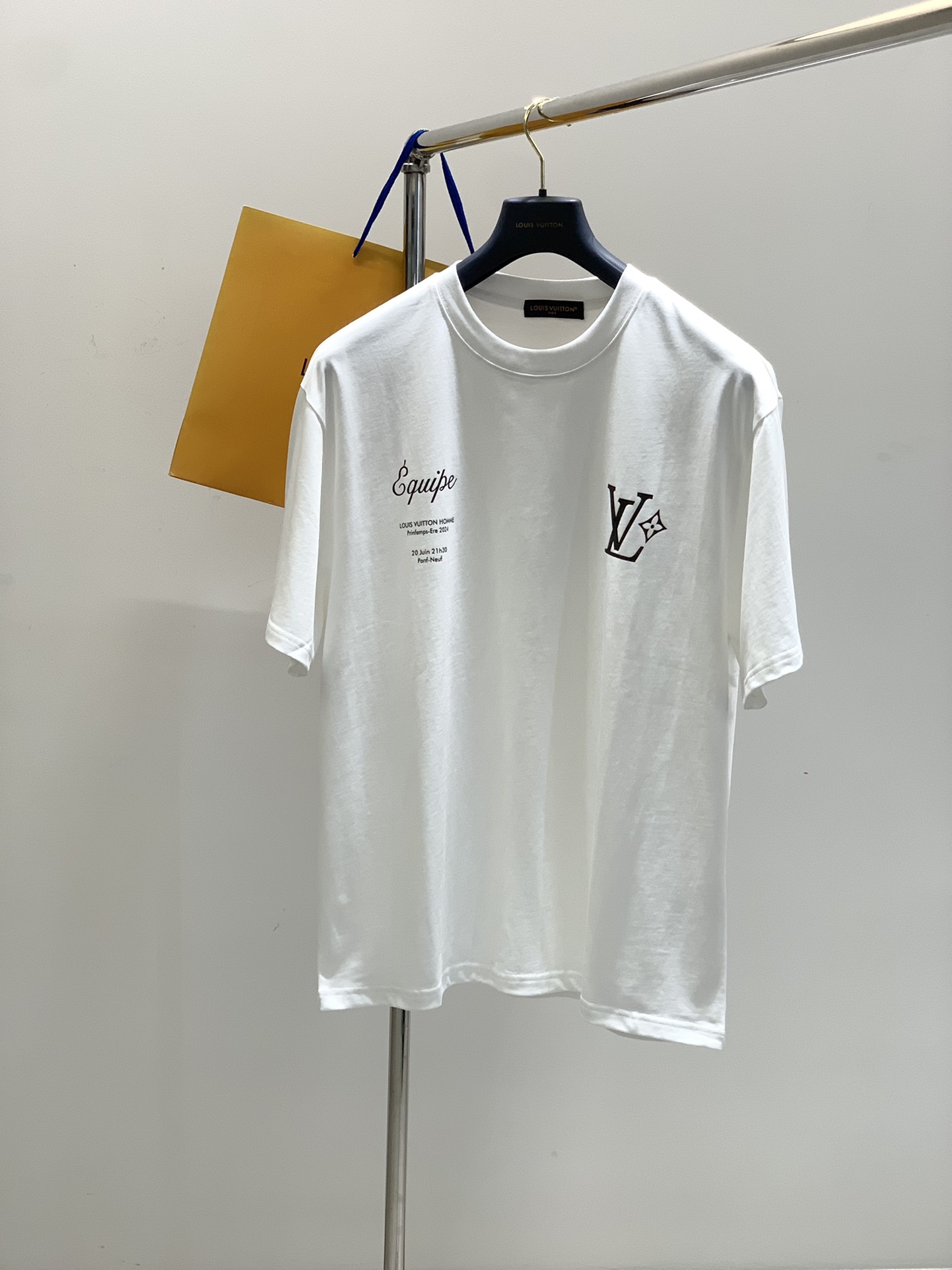 NO:159172,,LouisVuitton, the latest summer model, available at the counter at the same time, original singles, fashionable and casual round neck short-sleeved T-shirt, very distinctive on the upper body!  Eye-catching and highlighted, imported original fabric, top-level printing craft letter pattern decorative logo, simple but not lacking in fashion, classic and atmospheric, comfortable and breathable, handsome and stylish on the upper body, 2 colors recommended, code number M-3XL,, louis vuitton, louis vuitton, T-shirt,tees, t-shirt,alexander wang19860909,LouisVuitton 路易威登,夏季最新款,专柜同步有售,原单狠货,时尚休闲圆领短袖T恤,上身很有特点！吸睛而有亮点,进口原版面料,顶级印花工艺字母图案装饰Logo,简单而不失时尚,经典大气,舒适透气,上身帅气有型,2色推荐,码数M-3XL,,louis vuitton,louis vuitton,T-shirt,tees，t-shirt,alexander wang,Men's clothing