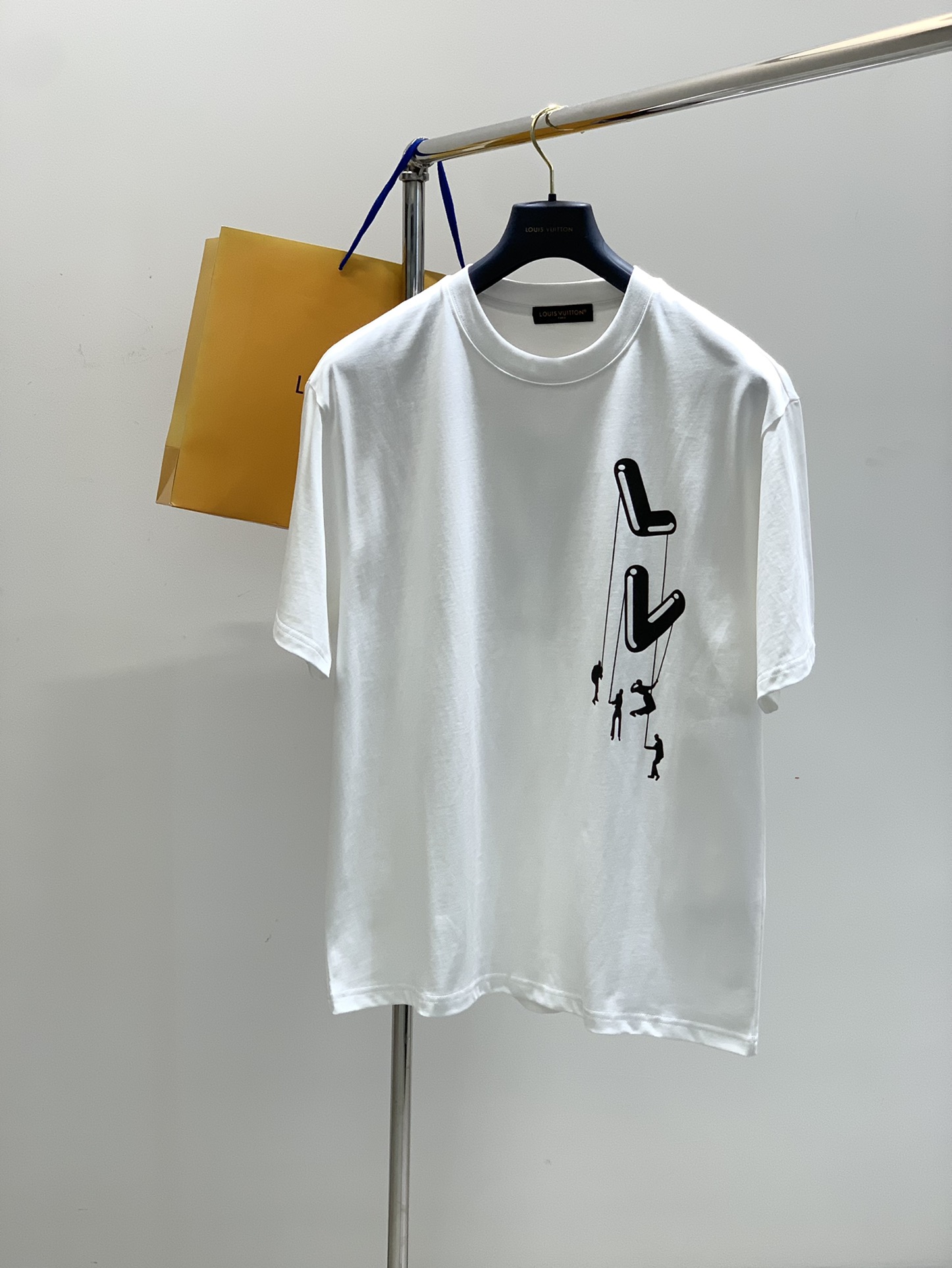 NO:159179,,LouisVuitton, the latest summer model, available at the counter at the same time, original singles, fashionable and casual round neck short-sleeved T-shirt, very distinctive on the upper body!  Eye-catching and highlighted, imported original fabric, top-level printing craft letter pattern decorative logo, simple but not lacking in fashion, classic and atmospheric, comfortable and breathable, handsome and stylish on the upper body, 2 colors recommended, code number M-3XL,, louis vuitton, louis vuitton, T-shirt,tees, t-shirt,alexander wang19860909,LouisVuitton 路易威登,夏季最新款,专柜同步有售,原单狠货,时尚休闲圆领短袖T恤,上身很有特点！吸睛而有亮点,进口原版面料,顶级印花工艺字母图案装饰Logo,简单而不失时尚,经典大气,舒适透气,上身帅气有型,2色推荐,码数M-3XL,,louis vuitton,louis vuitton,T-shirt,tees，t-shirt,alexander wang,Men's clothing