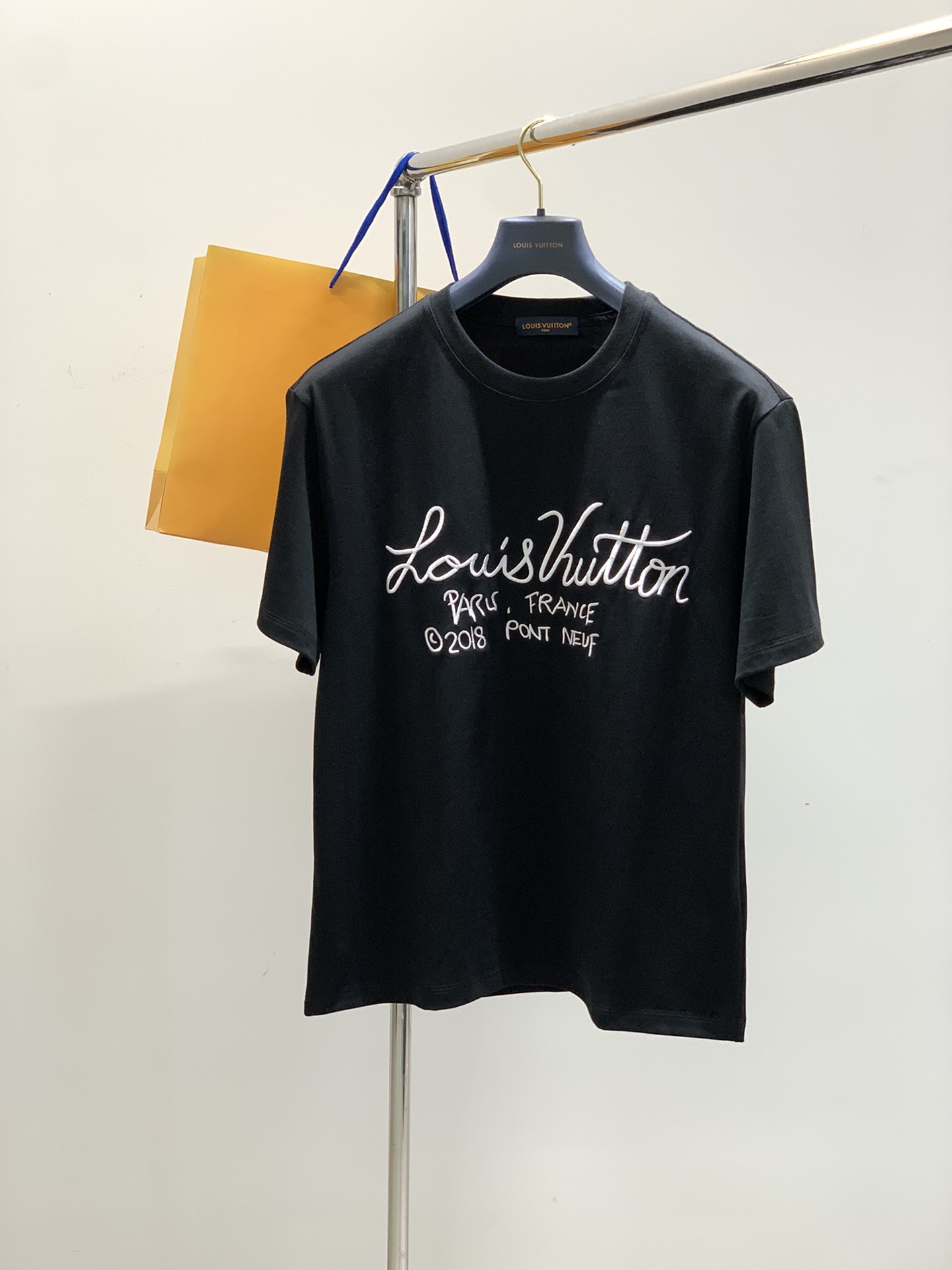 NO:159175,,LouisVuitton, the latest summer model, available at the counter at the same time, original singles, fashionable and casual round neck short-sleeved T-shirt, very distinctive on the upper body!  Eye-catching and highlighted, imported original fabric, top-grade embroidery craft letter pattern decorative logo, simple but not lacking in fashion, classic and atmospheric, comfortable and breathable, handsome and stylish on the upper body, size M-3XL, louis vuitton, louis vuitton, T-shirt,tees, t-shirt,alexander wang19860909,LouisVuitton 路易威登,夏季最新款,专柜同步有售,原单狠货,时尚休闲圆领短袖T恤,上身很有特点！吸睛而有亮点,进口原版面料,顶级刺绣工艺字母图案装饰Logo,简单而不失时尚,经典大气,舒适透气,上身帅气有型,码数M-3XL,,louis vuitton,louis vuitton,T-shirt,tees，t-shirt,alexander wang,Men's clothing