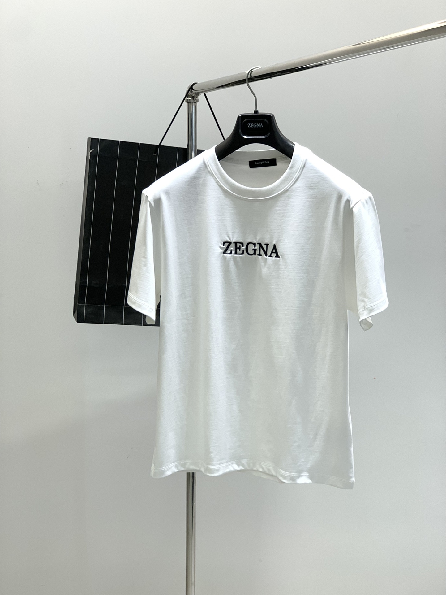 NO:159178,,Jegna Zegna, the latest summer product, available at the counter at the same time, original single product, fashionable and casual round neck short-sleeved T-shirt, using imported original fabric, comfortable and breathable, top-grade embroidery craft letter pattern decorative logo, the upper body is very handsome!  2 colors recommended, code number M-3XL, popular products recommended!  ,zegna,T-shirt,tees,t-shirt,alexander wang19860909,杰尼亚 Zegna,夏季最新品,专柜同步有售,原单狠货,时尚休闲圆领短袖T恤,采用进口原版面料,舒适透气,顶级刺绣工艺字母图案装饰logo,上身帅气十足！2色推荐,码数M-3XL,爆款推荐！,,zegna,T-shirt,tees，t-shirt,alexander wang,Men's clothing