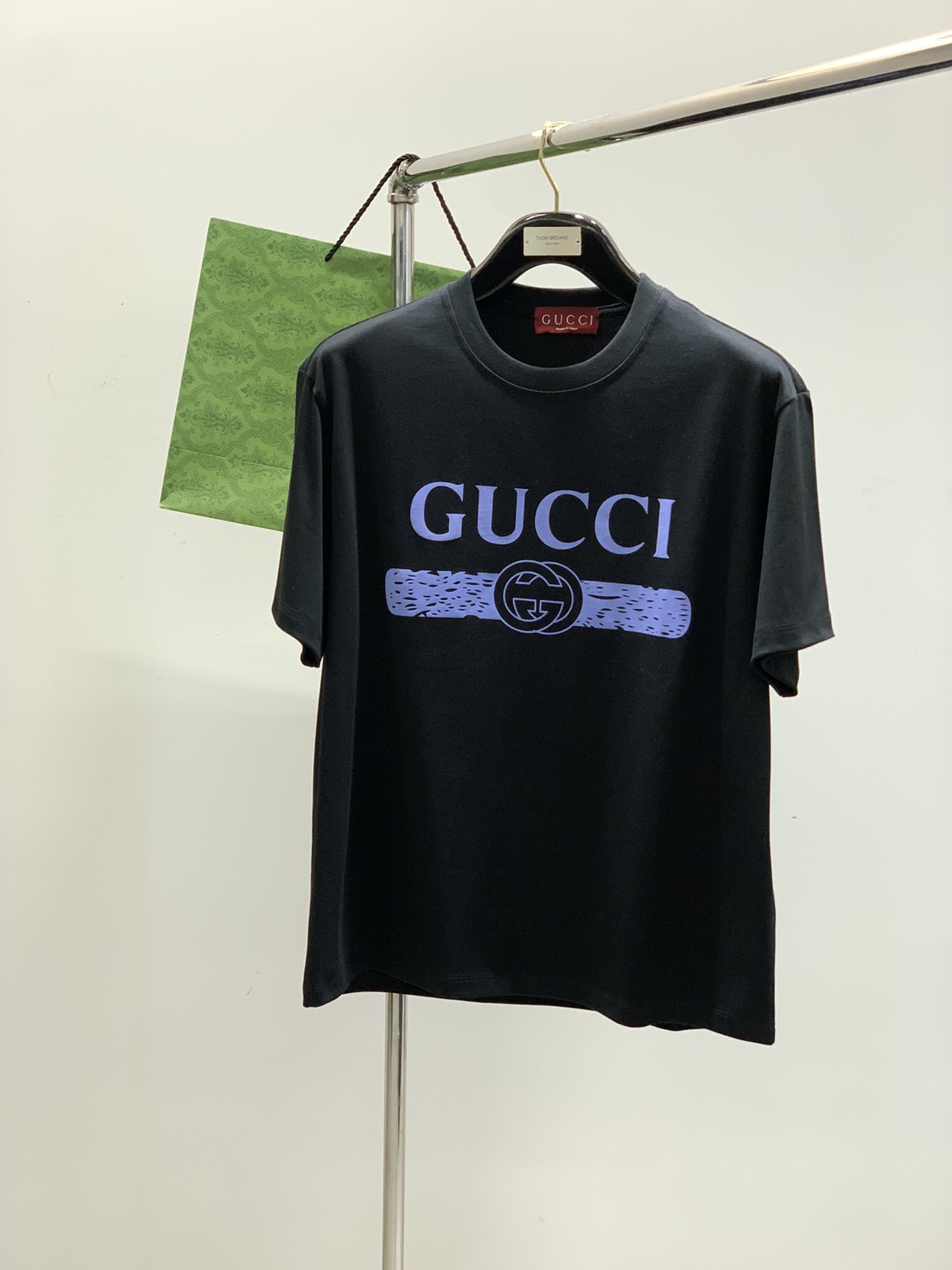 NO:159181,,Gucci, the latest summer model, available at the counter at the same time, original single product, fashionable and casual round neck short-sleeved T-shirt, very distinctive on the upper body!  Eye-catching and highlighted, imported original fabric, top-level printing craft letter pattern decorative logo, simple but not lacking in fashion, classic and atmospheric, comfortable and breathable, handsome and stylish on the upper body, 2 colors recommended, code number M-3Xl,,gucci,gucci,T-shirt,tees,t-shirt,alexander wang19860909,Gucci 古驰,夏季最新款,专柜同步有售,原单狠货,时尚休闲圆领短袖T恤,上身很有特点！吸睛而有亮点,进口原版面料,顶级印花工艺字母图案装饰Logo,简单而不失时尚,经典大气,舒适透气,上身帅气有型,2色推荐,码数M-3Xl,,gucci,gucci,T-shirt,tees，t-shirt,alexander wang,Men's clothing