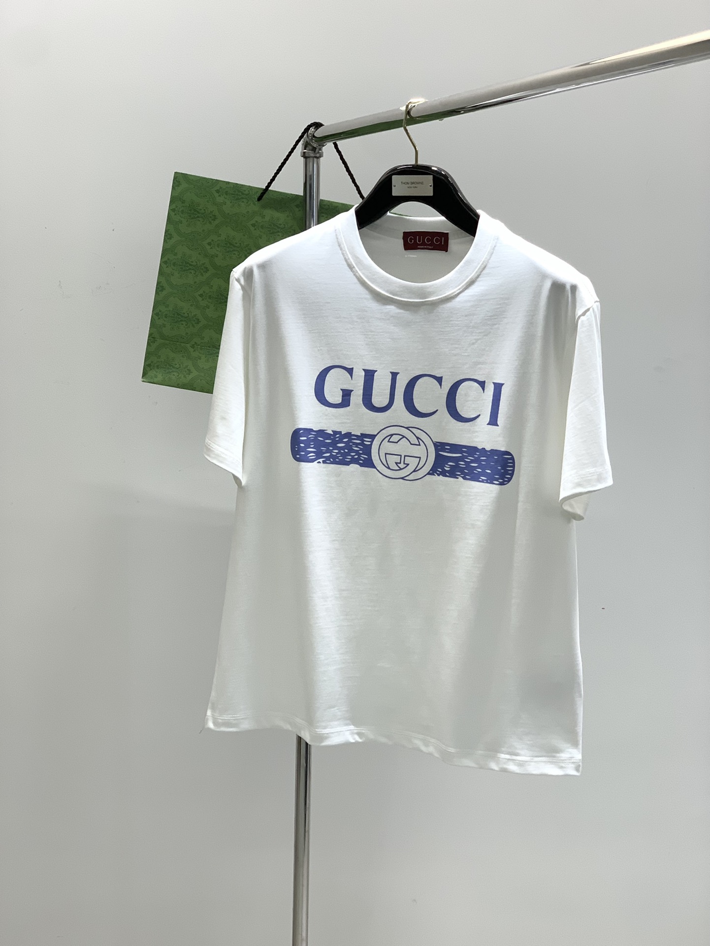 NO:159157,,Gucci, the latest summer model, available at the counter at the same time, original single product, fashionable and casual round neck short-sleeved T-shirt, very distinctive on the upper body!  Eye-catching and highlighted, imported original fabric, top-level printing craft letter pattern decorative logo, simple but not lacking in fashion, classic and atmospheric, comfortable and breathable, handsome and stylish on the upper body, 2 colors recommended, code number M-3XL, gucci, gucci, T-shirt, tees, t-shirt, alexander wang19860909,Gucci 古驰,夏季最新款,专柜同步有售,原单狠货,时尚休闲圆领短袖T恤,上身很有特点！吸睛而有亮点,进口原版面料,顶级印花工艺字母图案装饰Logo,简单而不失时尚,经典大气,舒适透气,上身帅气有型,2色推荐,码数M-3XL,,gucci,gucci,T-shirt,tees，t-shirt,alexander wang,Men's clothing
