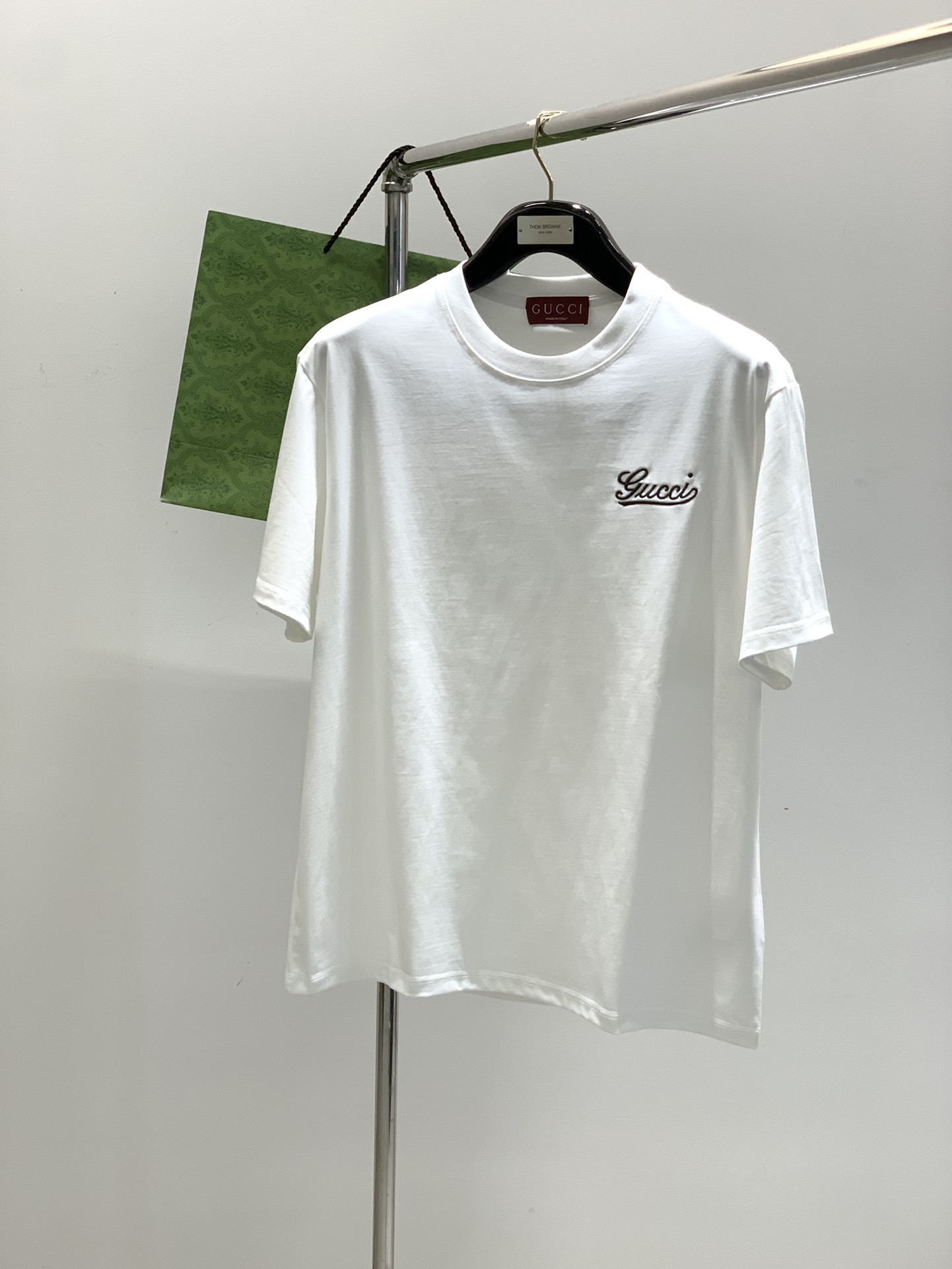 NO:159160,,Gucci, the latest summer model, available at the counter at the same time, original single product, fashionable and casual round neck short-sleeved T-shirt, very distinctive on the upper body!  Eye-catching and highlighted, imported original fabric, top-grade embroidery craft letter pattern decorative logo, simple but not lacking in fashion, classic and atmospheric, comfortable and breathable, handsome and stylish on the upper body, 2 colors recommended, code number M-3XL, gucci, gucci, T-shirt, tees, t-shirt, alexander wang19860909,Gucci 古驰,夏季最新款,专柜同步有售,原单狠货,时尚休闲圆领短袖T恤,上身很有特点！吸睛而有亮点,进口原版面料,顶级刺绣工艺字母图案装饰Logo,简单而不失时尚,经典大气,舒适透气,上身帅气有型,2色推荐,码数M-3XL,,gucci,gucci,T-shirt,tees，t-shirt,alexander wang,Men's clothing