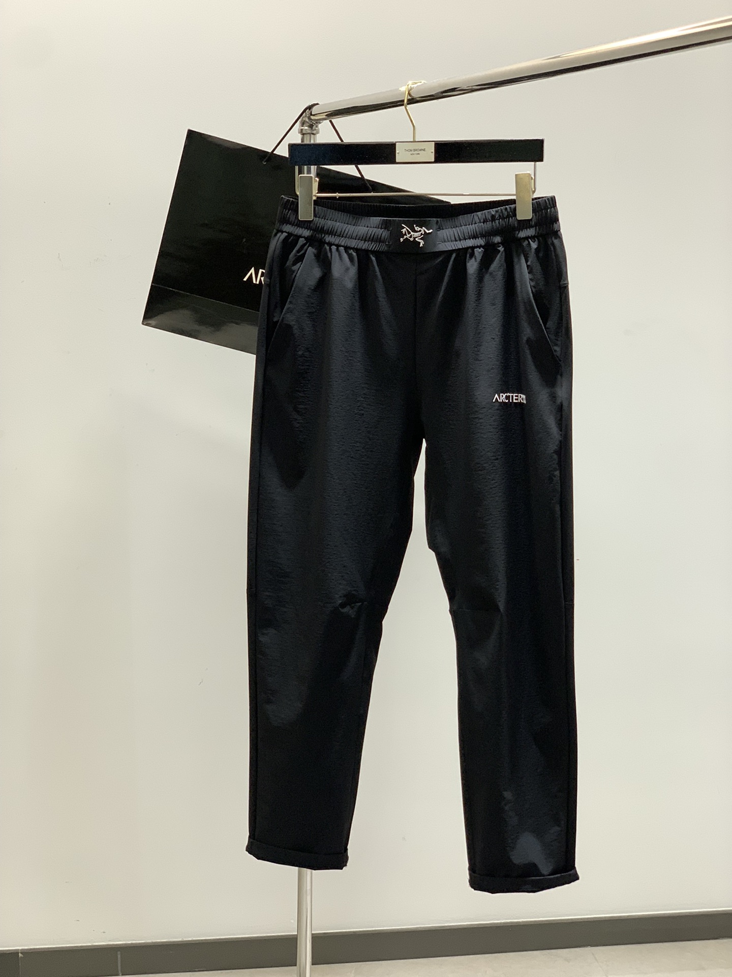 NO:159195,,ARCTERYX Archaeoptera bird, new spring products, fashionable casual pants, special counters are available at the same time, original singles, imported original fabric, top-grade printed craft letter pattern logo, extremely high-end, calm and versatile, handsome and stylish on the upper body, 2 colors recommended, code number M-3XL, arc'teryx, alexander wang19860909,ARCTERYX 始祖鸟,春季新品,时尚休闲裤,专柜同步有售,原单狠货,采用进口原版面料,顶级印花工艺字母图案logo,档次极高,从容百搭,上身帅气有型,2色推荐,码数M-3XL,arc'teryx,alexander wang,Men's clothing