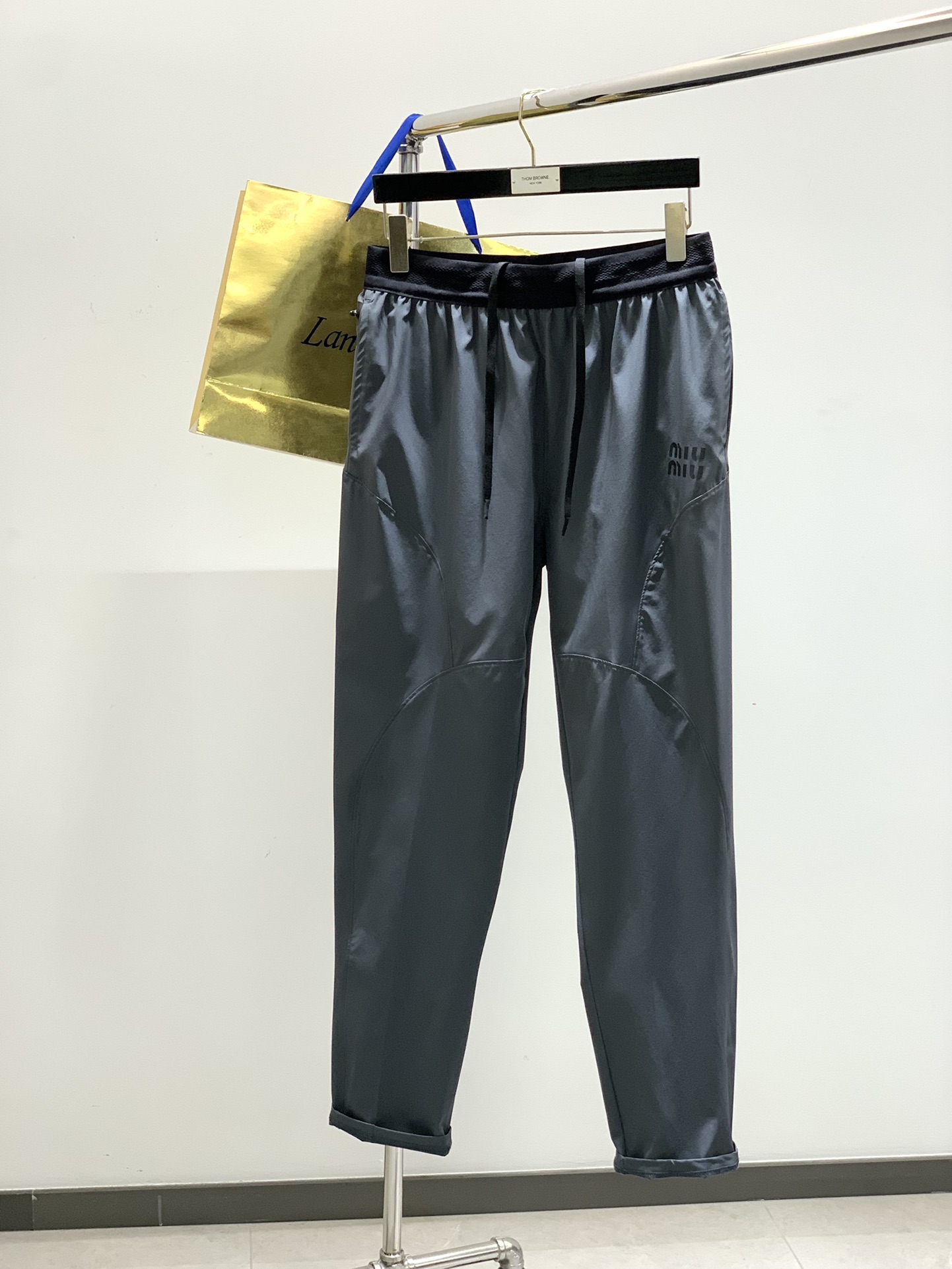 NO:159204,,miu miu miu spring latest products, special counters are available at the same time, original singles, fashionable casual pants, imported original fabrics, comfortable and breathable upper body, top-grade printing craft letter pattern decoration logo, original hardware and auxiliary materials decoration, extremely high grade, comfortable and versatile, top-body handsome, 2 colors recommended, code number M-3XL,,miu, alexander wang19860909,miu miu 2025春季最新品,专柜同步有售,原单狠货,时尚休闲裤,进口原版面料,上身舒适透气,顶级印花工艺字母图案装饰logo,原版五金辅料装饰,档次极高,舒适百搭,上身帅气十足,2色推荐,码数M-3XL,,miumiu,alexander wang,Men's clothing