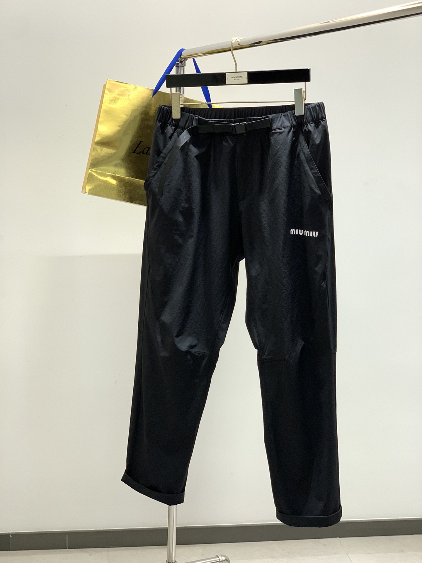 NO:159193,, miu miu is the latest spring product, special counters are available at the same time, original single goods, fashionable casual pants, imported original fabric, comfortable and breathable upper body, top-grade printing craft letter pattern decoration logo, original hardware and auxiliary materials decoration, extremely high grade, comfortable and versatile, handsome upper body, 2 colors recommended, code number M-3XL,, miumiu, alexander wang19860909、miu miu 春季最新品,专柜同步有售,原单狠货,时尚休闲裤,进口原版面料,上身舒适透气,顶级印花工艺字母图案装饰logo,原版五金辅料装饰,档次极高,舒适百搭,上身帅气十足,2色推荐,码数M-3XL,,miumiu,alexander wang,Men's clothing