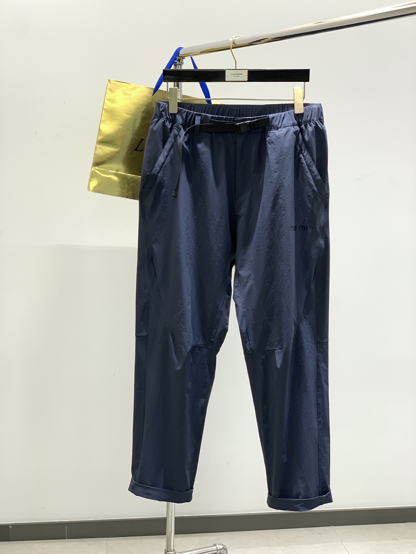 NO:159191,,miu miu spring latest products, special counters are available at the same time, original singles, fashionable casual pants, imported original fabrics, comfortable and breathable upper body, top-grade printing craft letter pattern decoration logo, original hardware and auxiliary materials decoration, extremely high grade, comfortable and versatile, top-body handsome, 2 colors recommended, code number M-3XL,,miu, alexander wang19860909,miu miu 春季最新品,专柜同步有售,原单狠货,时尚休闲裤,进口原版面料,上身舒适透气,顶级印花工艺字母图案装饰logo,原版五金辅料装饰,档次极高,舒适百搭,上身帅气十足,2色推荐,码数M-3XL,,miumiu,alexander wang,Men's clothing