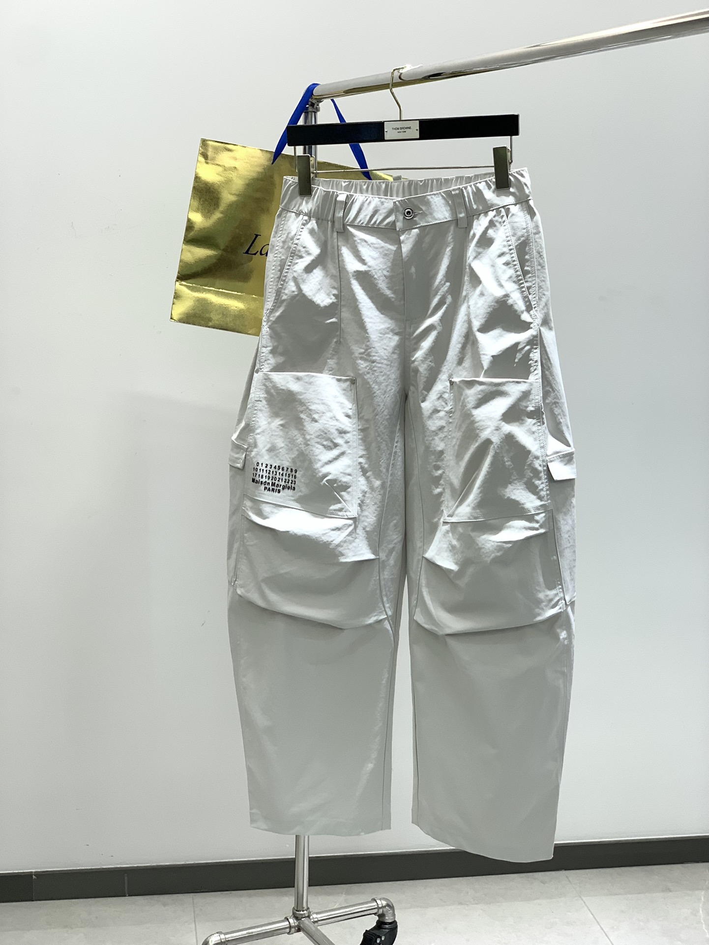 NO:159163,,Maison Margiela, the latest spring products, fashionable casual pants, the counter is available at the same time, original single product, imported original fabric, excellent comfort, top-grade embroidery craft letter pattern logo, original hardware and auxiliary decoration, extremely high grade, calm and versatile, handsome and stylish upper body, code M-2XL,,masion margiela,alexander wang19860909,Maison Margiela马吉拉,春季最新品,时尚休闲裤,专柜同步有售,原单狠货,采用进口原版面料,舒适度极佳,顶级刺绣工艺字母图案logo,原版五金辅料装饰,档次极高,从容百搭,上身帅气有型,码数M-2XL,,masion margiela,alexander wang,Men's clothing