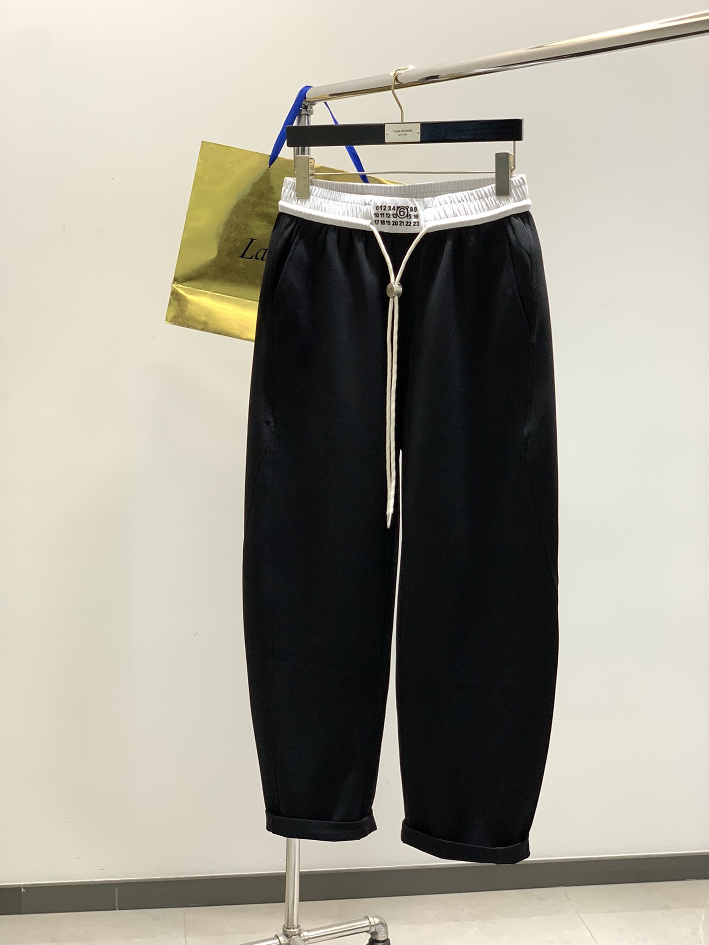 NO:159182,,Maison Margiela, the latest spring products, fashionable casual pants, the counter is available at the same time, original single product, imported original fabric, excellent comfort, top-grade embroidery craft letter pattern logo, original hardware and auxiliary decoration, extremely high grade, calm and versatile, handsome and stylish, 2 colors recommended, code number M-3XL,,masion margiela,alexander wang19860909,Maison Margiela马吉拉,春季最新品,时尚休闲裤,专柜同步有售,原单狠货,采用进口原版面料,舒适度极佳,顶级刺绣工艺字母图案logo,原版五金辅料装饰,档次极高,从容百搭,上身帅气有型,2色推荐,码数M-3XL,,masion margiela,alexander wang,Men's clothing