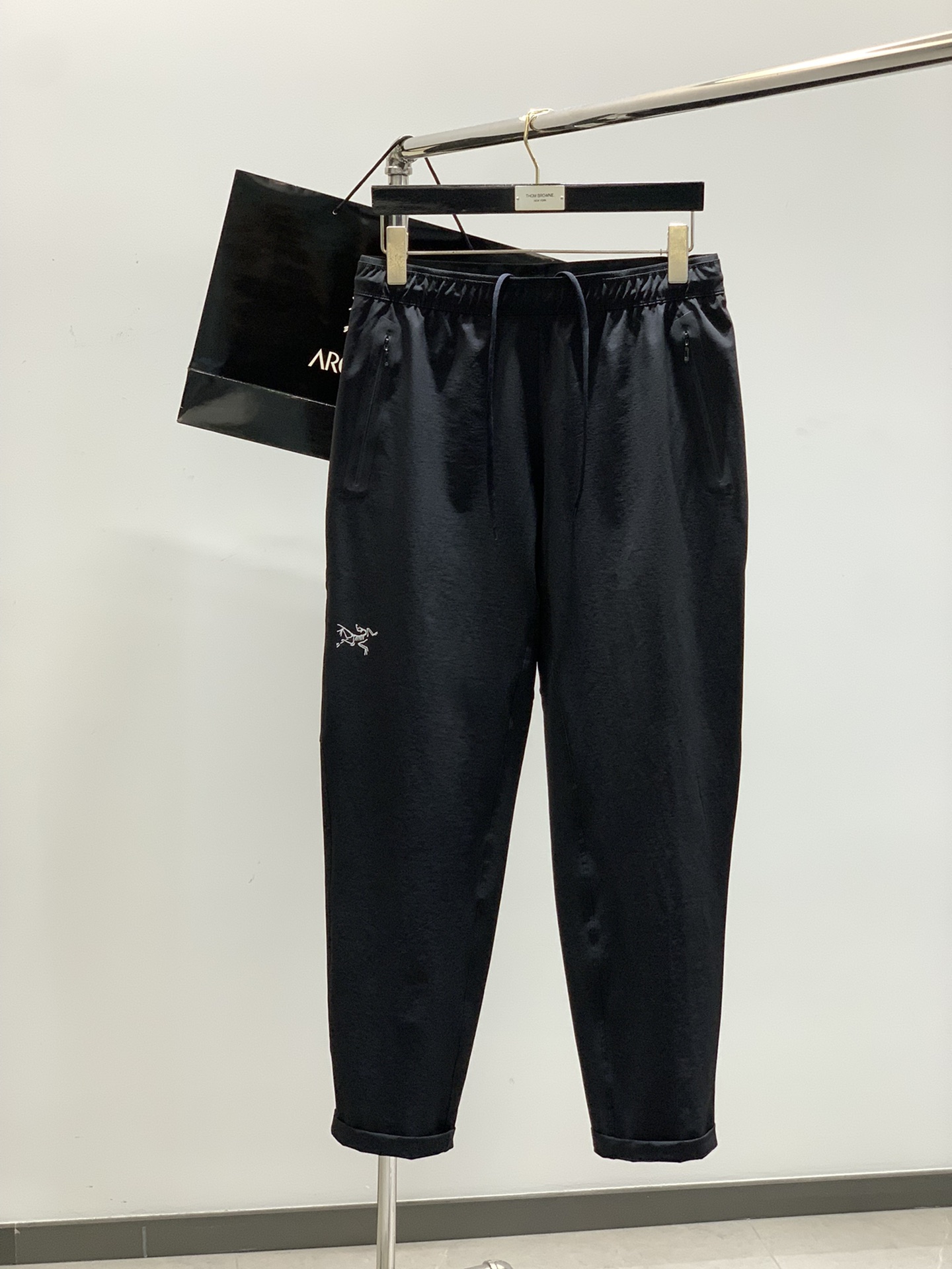 NO:159177,Black, light gray, dark gray, ARCTERYX Archaeoptera bird, new spring products, fashionable casual pants, special counters are available at the same time, original singles, imported original fabric, top-grade printed craft letter pattern logo, extremely high-end, calm and versatile, handsome and stylish, 3 colors recommended, code number M-4XL, arc'teryx, alexander wang19860909颜色黑,浅灰蓝,深灰 ,ARCTERYX 始祖鸟,春季新品,时尚休闲裤,专柜同步有售,原单狠货,采用进口原版面料,顶级印花工艺字母图案logo,档次极高,从容百搭,上身帅气有型,3色推荐,码数M-4XL,arc'teryx,alexander wang,Men's clothing