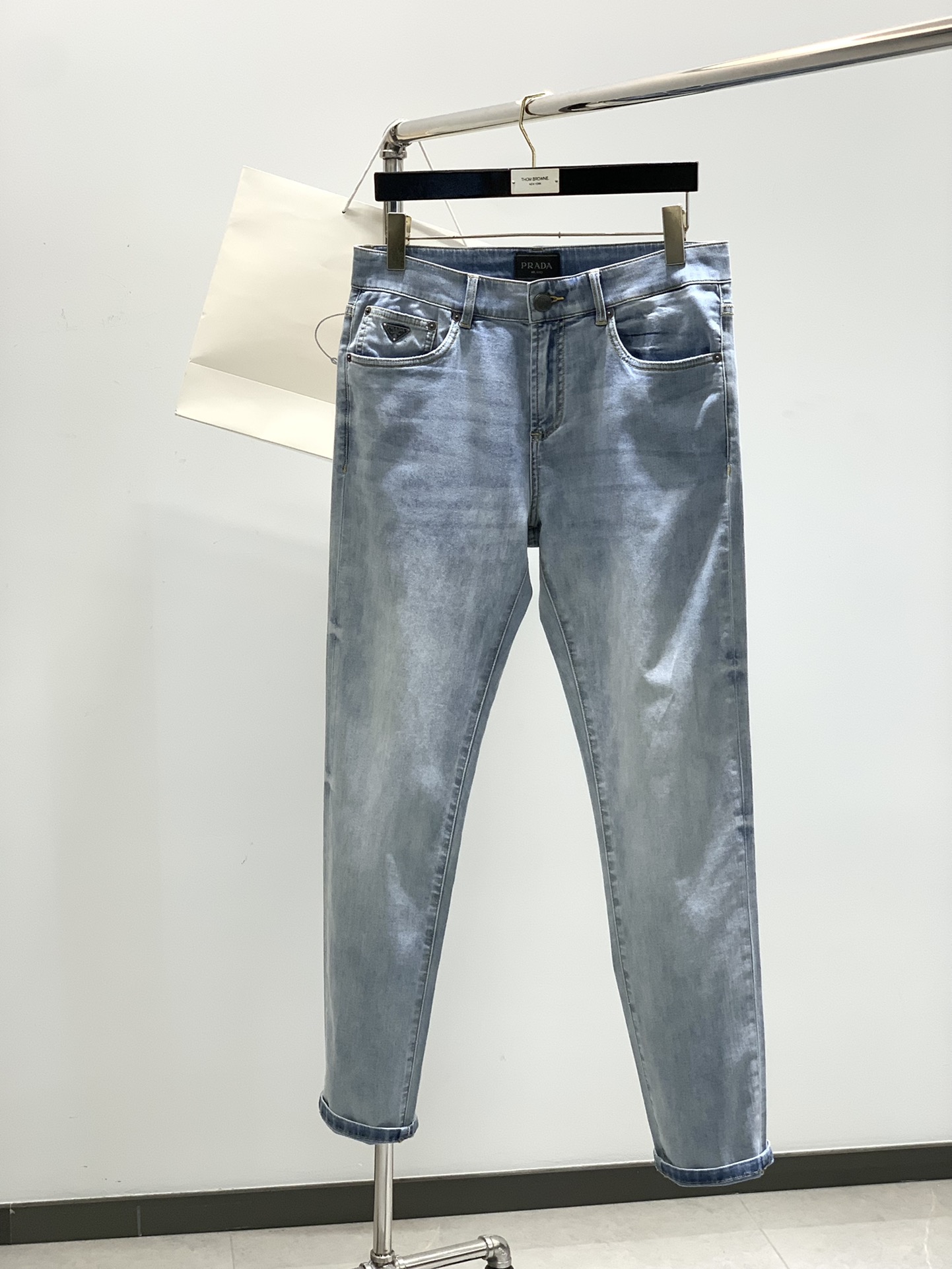 NO:159184,,PRADA Prada, the latest spring products, special counters are available at the same time, original singles, washable casual jeans, imported original washable elastic fabric, comfortable and elastic, top-grade printing process letter pattern decoration logo, original hardware and auxiliary materials decoration, handsome and stylish upper body, 30-38,,prada,prada,jeans,alexander wang19860909,PRADA 普拉达,春季最新品,专柜同步有售,原单狠货,水洗休闲牛仔裤,进口原版水洗弹力面料,舒适有弹性,顶级印胶工艺字母图案装饰logo,原版五金辅料装饰,上身帅气有型,码数30-38,,prada,prada,jeans,alexander wang,Men's clothing