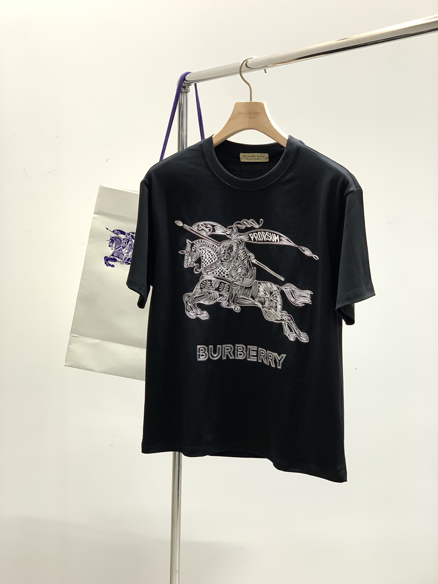 NO:159162,,Burberry Burberry, the latest summer products, available at the counter at the same time, original singles, fashionable and casual round neck short-sleeved T-shirt, imported original fabric, comfortable and breathable upper body, top-grade embroidery craft letter pattern decoration logo, extremely high grade, comfortable and versatile, handsome upper body, 2 colors recommended, code number M-3Xl, ,burberry, burberry, T-shirt,tees, t-shirt,alexander wang19860909,Burberry 巴宝莉,夏季最新品,专柜同步有售,原单狠货,时尚休闲圆领短袖T恤,进口原版面料,上身舒适透气,顶级刺绣工艺字母图案装饰logo,档次极高,舒适百搭,上身帅气十足,2色推荐,码数M-3Xl,,burberry,burberry,T-shirt,tees，t-shirt,alexander wang,Men's clothing