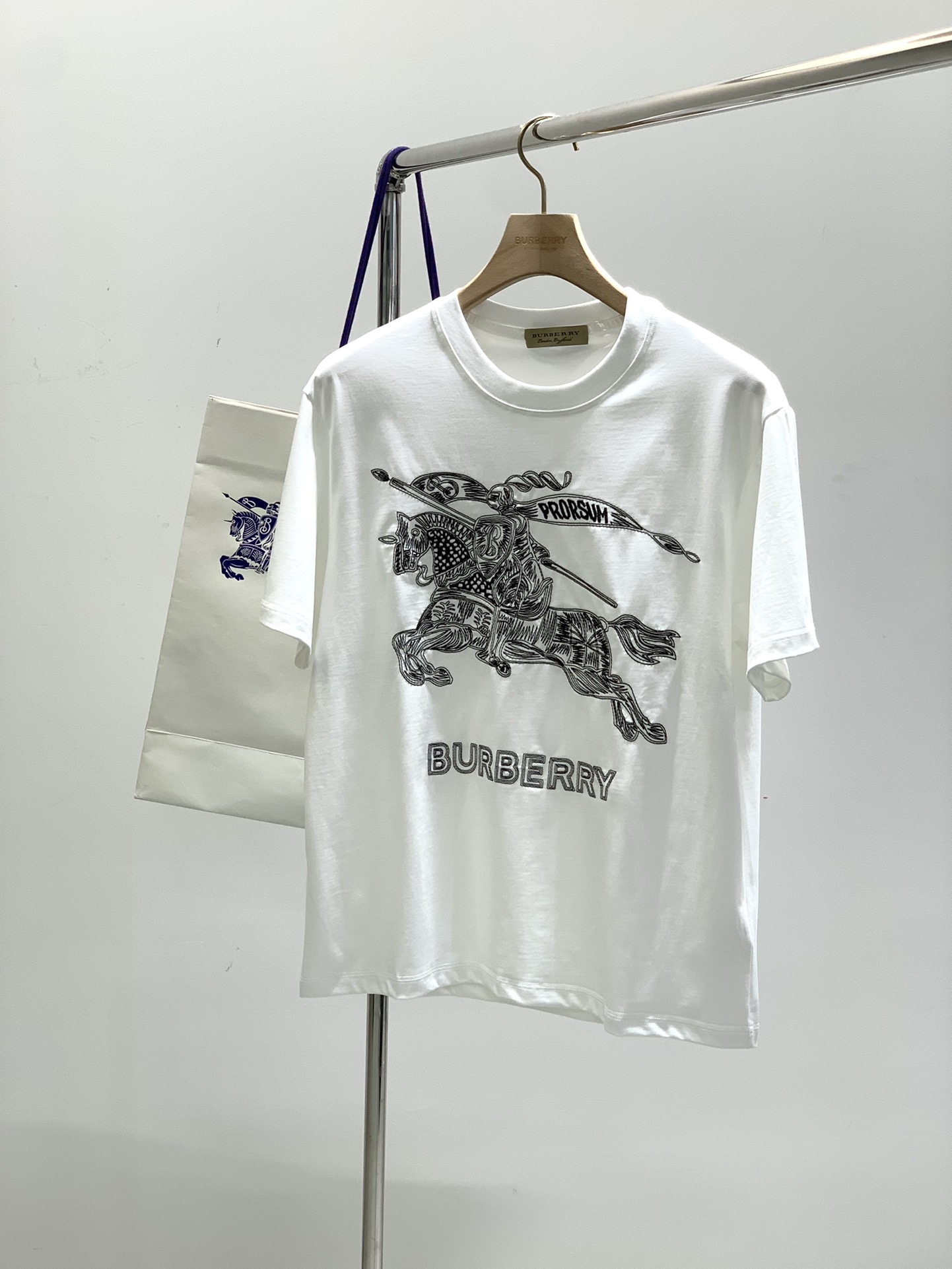 NO:159159,,Burberry Burberry, the latest summer products, available at the counter at the same time, original singles, fashionable and casual round neck short-sleeved T-shirt, imported original fabric, comfortable and breathable upper body, top-grade embroidery craft letter pattern decoration logo, extremely high grade, comfortable and versatile, top-body handsome, 2 colors recommended, code number M-3xl, ,burberry, burberry, T-shirt,tees, t-shirt,alexander wang19860909,Burberry 巴宝莉,夏季最新品,专柜同步有售,原单狠货,时尚休闲圆领短袖T恤,进口原版面料,上身舒适透气,顶级刺绣工艺字母图案装饰logo,档次极高,舒适百搭,上身帅气十足,2色推荐,码数M-3xl,,burberry,burberry,T-shirt,tees，t-shirt,alexander wang,Men's clothing