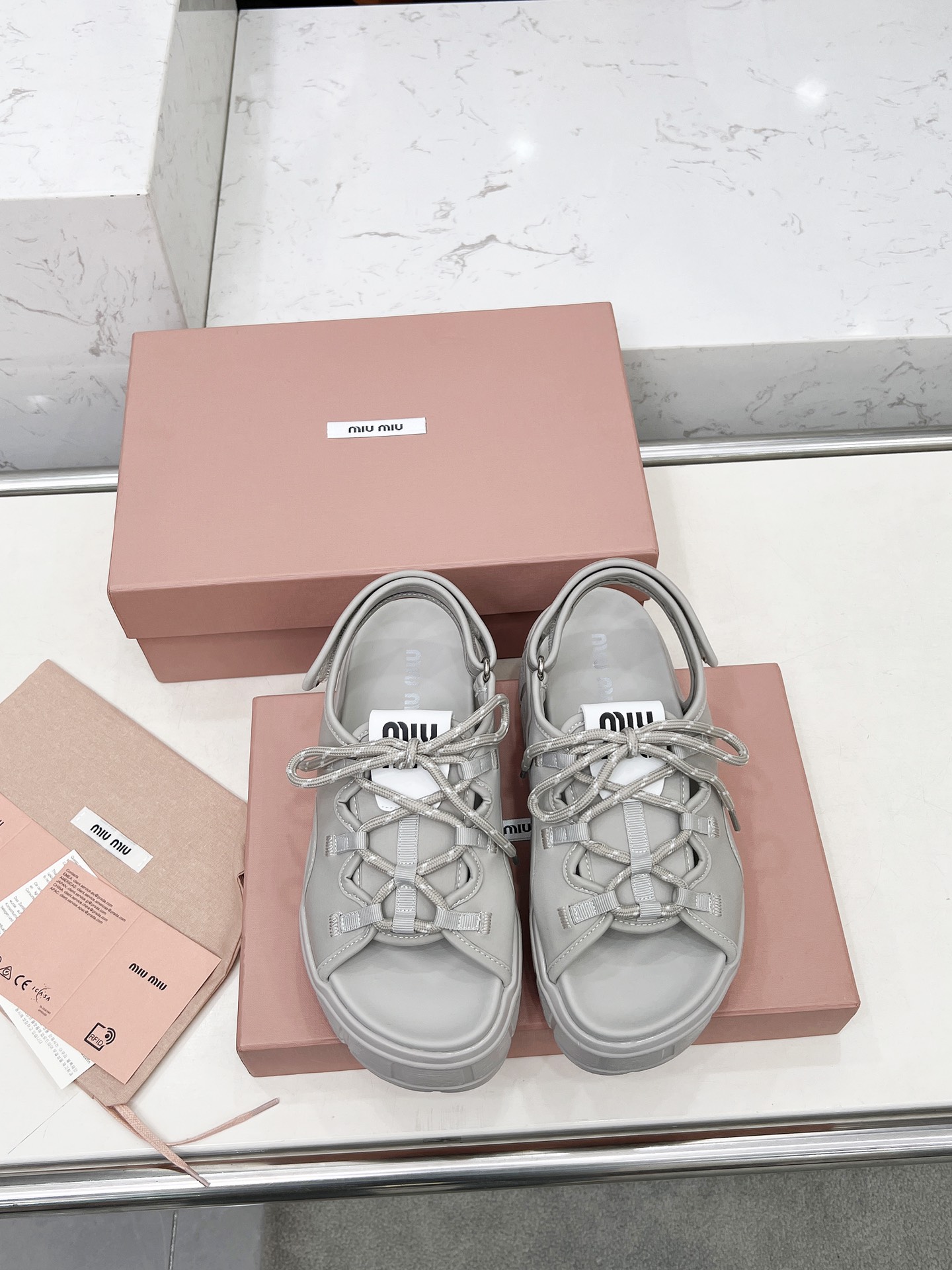 NO:265437,Miao Miu's new straps and thick-soled Velcro sandals This shoe is highly recommended ♀Fairy must-have fashionable and versatile to increase height and make your legs look longer. The foot is super light and the foot is exclusive to the miumiu brand. The upper is full of design. The upper is original 11 lycra, outsole EVA foamed sole, ultra-light size 35-40, sandals, miumiu, sandals19860909缪缪新款绑带松糕厚底魔术贴凉鞋 这款鞋子强烈推荐♀仙女必备时尚百搭增高显瘦显腿长 上脚超轻便miumiu品牌专属鞋带搭配miu logo小名牌 鞋面设计感满满 鞋面原版11莱卡 大底EVA发泡大底 超轻便 码数35-40,凉鞋,miumiu,sandals,Women's Shoes