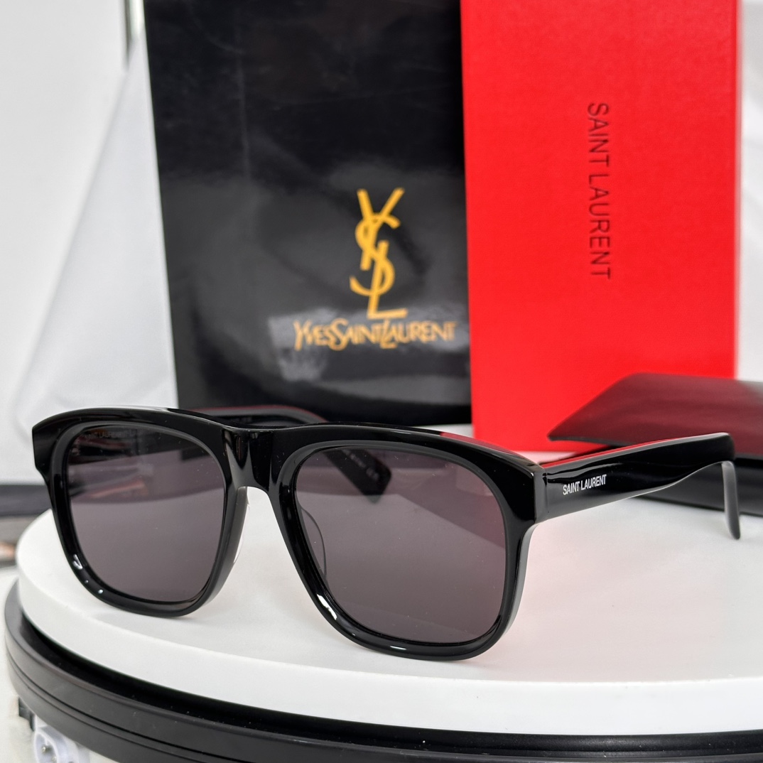  ‼️SAINT LAUREN*YSL~
马鞍鼻梁 镜腿处有浮雕标志
MODEL：SL558
SIZE：