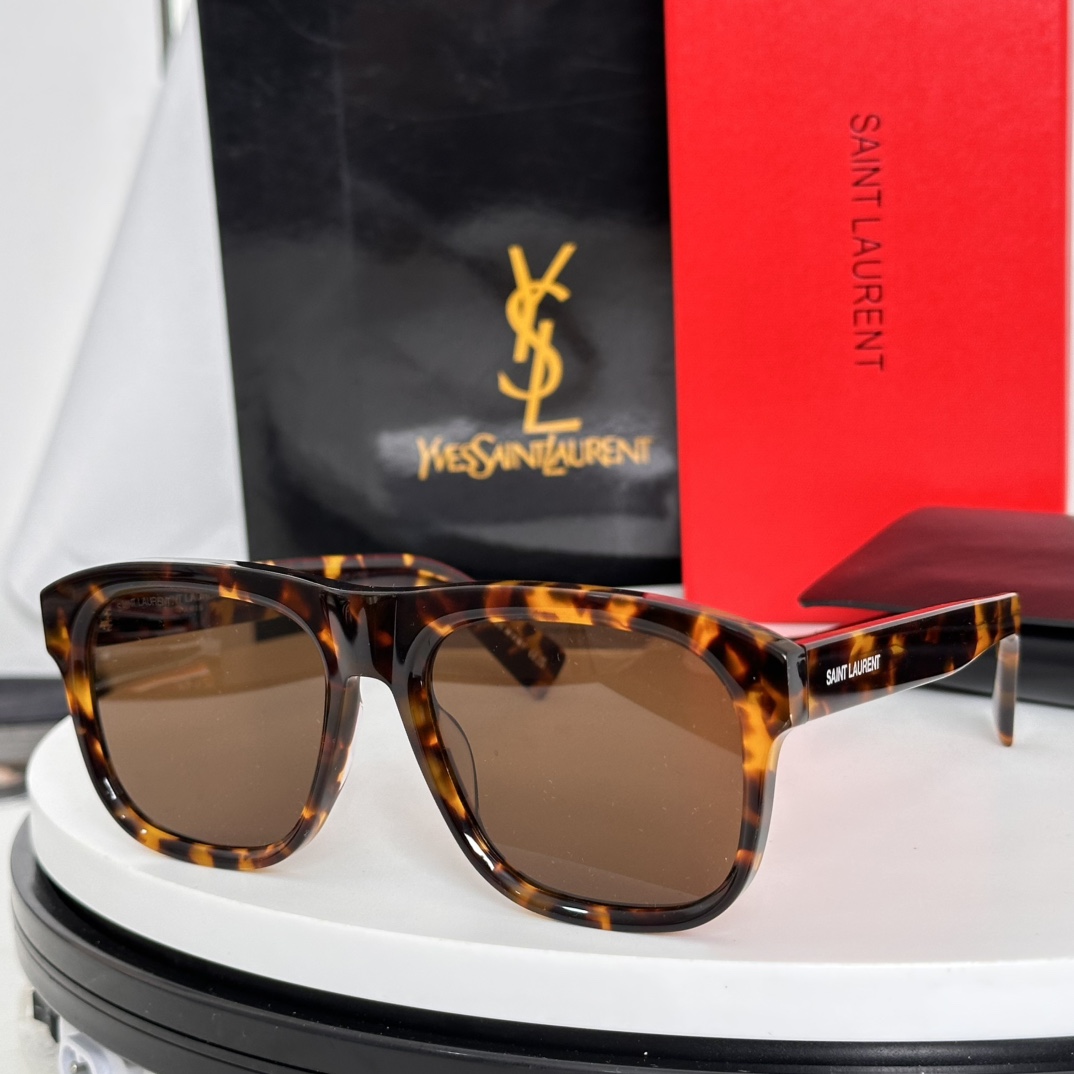 ‼️SAINT LAUREN*YSL~
马鞍鼻梁 镜腿处有浮雕标志
MODEL：SL558
SIZE：