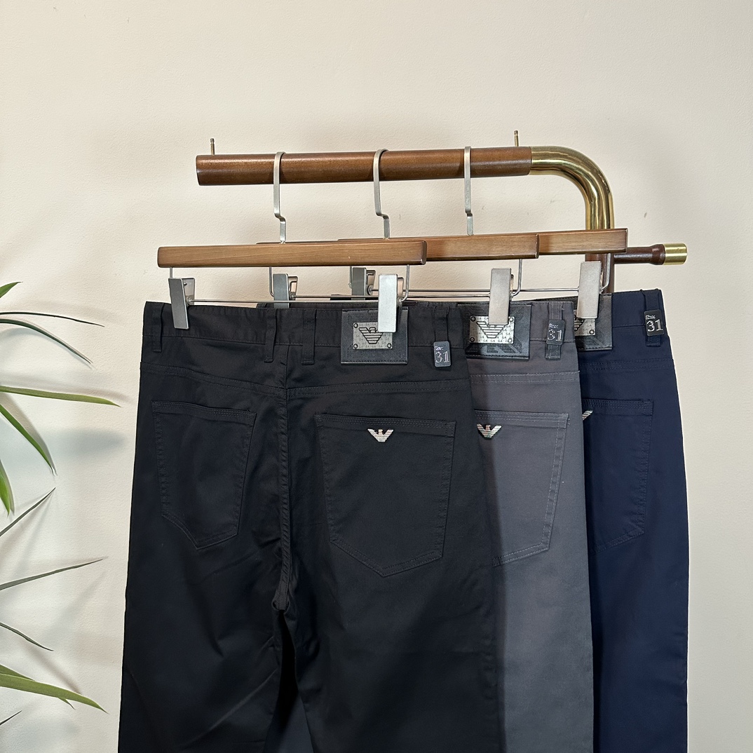 NO:160116,Business casual pants Armani 2025 new series of men's casual pants!  The brand style is unobstructed!  Minimalist design, without extravagant elements to win the lead, the details are finely made, the hardware accessories are customized, the thickness is just right, easy to control various weather, classic colors are very energetic, and various styles of dressing, casual business, daily life, and fashion trends can be controlled!  Overall, both in terms of grade and fashion are extremely outstanding, bringing extraordinary clothing taste!  Color black dark blue gray number 29-40, Armani,alexander wang19860909商务休闲裤 阿玛尼 2025 新系列男士休闲裤！ 品牌格调一览无余！极简主义设计,没有多余浮夸的元素来宣兵夺主,细节做工精细,五金配件原版定制,厚薄程度也是恰到好处,轻松驾驭各种天气,经典颜色上身很显精气神,多种风格穿搭,休闲商务、日常生活、时尚潮流均可驾驭！整体不论是档次还是时尚感都是极为出色的,带来非凡的衣着品味！ 颜色黑色 深蓝色 灰色 码数29-40,,armani,alexander wang,Men's clothing