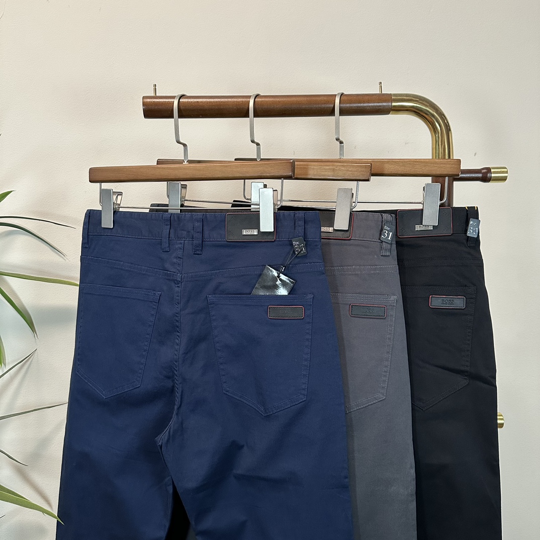 NO:160113,Business casual pants BOSS 2025 new series of men's casual pants!  The brand style is unobstructed!  Minimalist design, without extravagant elements to win the lead, the details are finely made, the hardware accessories are customized, the thickness is just right, easy to control various weather, classic colors are very energetic, and various styles of dressing, casual business, daily life, and fashion trends can be controlled!  Overall, both in terms of grade and fashion are extremely outstanding, bringing extraordinary clothing taste!  Color black dark blue gray code 29-40, alexander wang19860909商务休闲裤 BOSS 2025 新系列男士休闲裤！ 品牌格调一览无余！极简主义设计,没有多余浮夸的元素来宣兵夺主,细节做工精细,五金配件原版定制,厚薄程度也是恰到好处,轻松驾驭各种天气,经典颜色上身很显精气神,多种风格穿搭,休闲商务、日常生活、时尚潮流均可驾驭！整体不论是档次还是时尚感都是极为出色的,带来非凡的衣着品味！ 颜色黑色 深蓝色 灰色 码数29-40,,alexander wang,Men's clothing