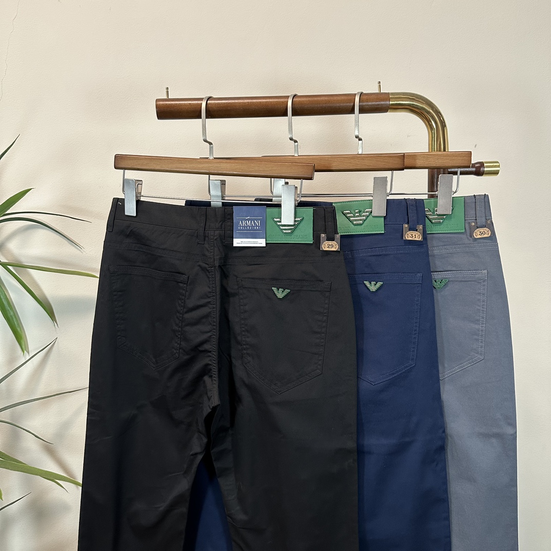 NO:162882,Business casual pants Armani 2025 new series of men's casual pants!  The brand style is unobstructed!  Minimalist design, without extravagant elements to win the lead, the details are finely made, the hardware accessories are customized, the thickness is just right, easy to control various weather, classic colors are very energetic, and various styles of dressing, casual business, daily life, and fashion trends can be controlled!  Overall, both in terms of grade and fashion are extremely outstanding, bringing extraordinary clothing taste!  Color black dark blue gray number 29-40, Armani,alexander wang19860909商务休闲裤 阿玛尼 2025新系列男士休闲裤！ 品牌格调一览无余！极简主义设计,没有多余浮夸的元素来宣兵夺主,细节做工精细,五金配件原版定制,厚薄程度也是恰到好处,轻松驾驭各种天气,经典颜色上身很显精气神,多种风格穿搭,休闲商务、日常生活、时尚潮流均可驾驭！整体不论是档次还是时尚感都是极为出色的,带来非凡的衣着品味！ 颜色黑色 深蓝色 灰色 码数29-40,,armani,alexander wang,Men's clothing
