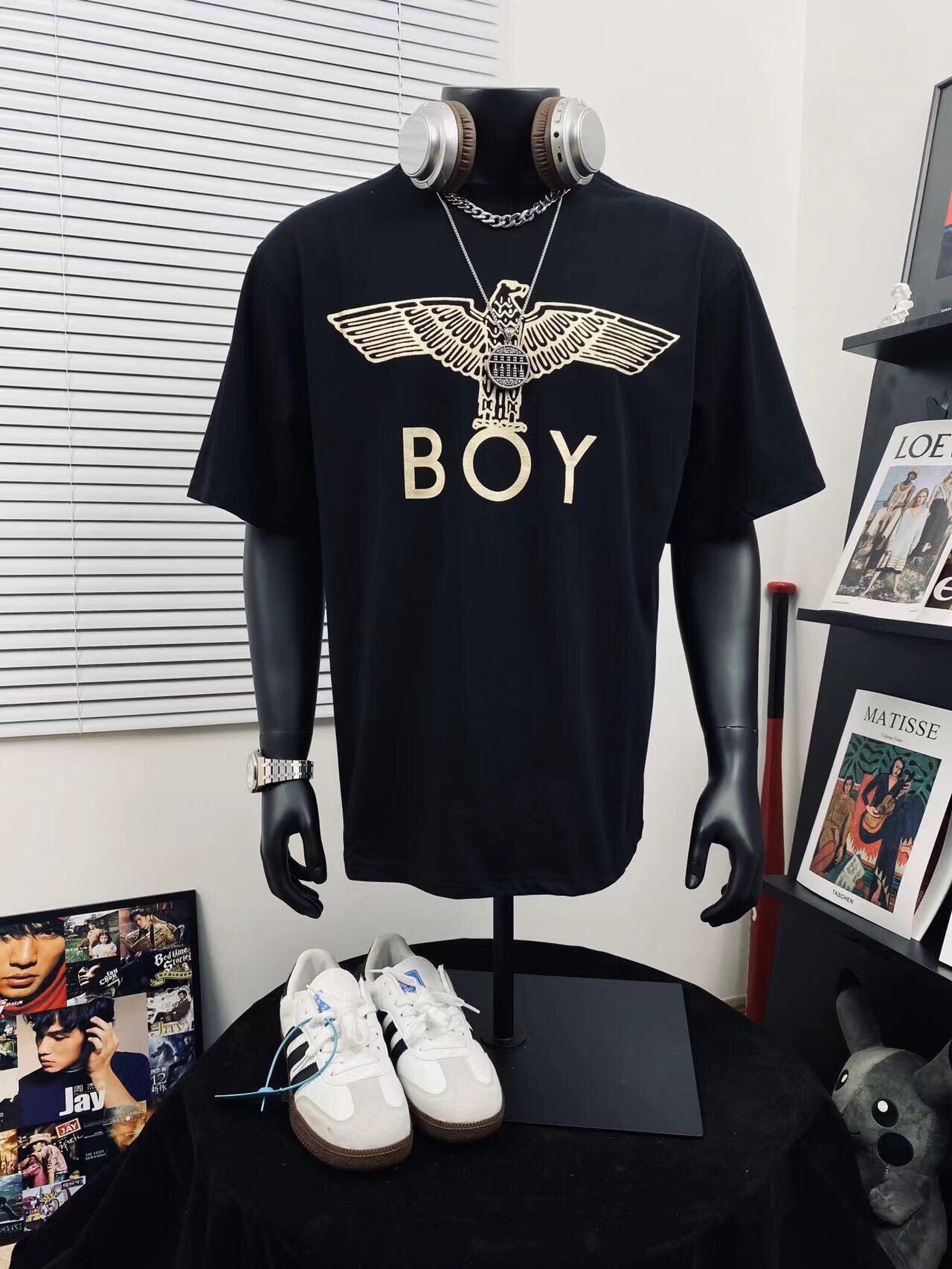 💰115
BOY LONDON25烫金梦幻翅膀情侣短袖Tee🌻男女同款 
⚠️超高版本 经典图案设计 立体外凸印花 烫金大翅膀英文logo吸睛有型！面料由品牌面料商直接应 日本进口胶浆印花，这个印花很稳固的不会开裂，男女同款 可搭配情侣刷街必备！✌️ 简直太个性了 爱辽爱辽💞 
颜色：黑色 
尺码：M_XXL 
       衣长   胸围   肩宽 
M      70    114     56
 L       74   116     57 
XL     76    118     58 
XXL   78    128    59
 （手工测量 存在1~2厘米误差 )