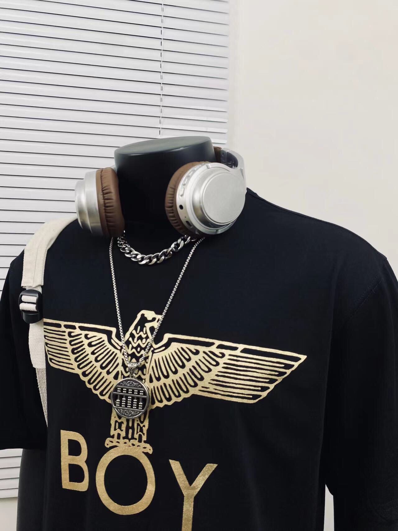 💰115
BOY LONDON25烫金梦幻翅膀情侣短袖Tee🌻男女同款 
⚠️超高版本 经典图案设计 立体外凸印花 烫金大翅膀英文logo吸睛有型！面料由品牌面料商直接应 日本进口胶浆印花，这个印花很稳固的不会开裂，男女同款 可搭配情侣刷街必备！✌️ 简直太个性了 爱辽爱辽💞 
颜色：黑色 
尺码：M_XXL 
       衣长   胸围   肩宽 
M      70    114     56
 L       74   116     57 
XL     76    118     58 
XXL   78    128    59
 （手工测量 存在1~2厘米误差 )