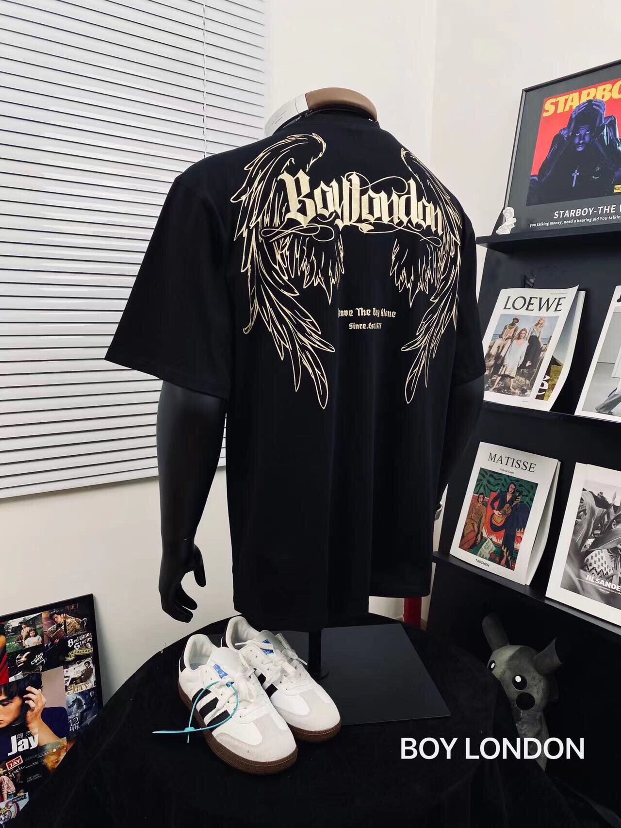 💰115
BOY LONDON25烫金梦幻翅膀情侣短袖Tee🌻男女同款 
⚠️超高版本 经典图案设计 立体外凸印花 烫金大翅膀英文logo吸睛有型！面料由品牌面料商直接应 日本进口胶浆印花，这个印花很稳固的不会开裂，男女同款 可搭配情侣刷街必备！✌️ 简直太个性了 爱辽爱辽💞 
颜色：黑色 
尺码：M_XXL 
       衣长   胸围   肩宽 
M      70    114     56
 L       74   116     57 
XL     76    118     58 
XXL   78    128    59
 （手工测量 存在1~2厘米误差 )