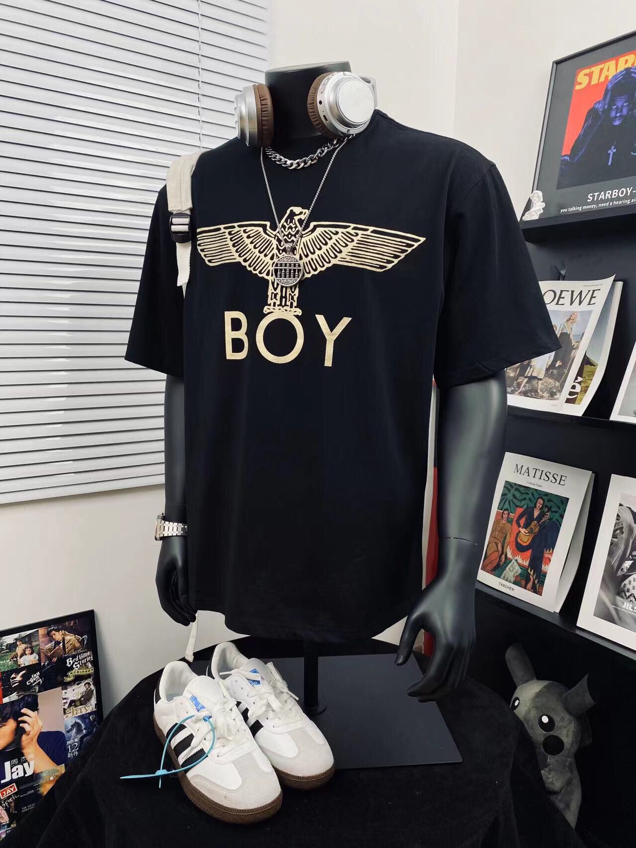 💰115
BOY LONDON25烫金梦幻翅膀情侣短袖Tee🌻男女同款 
⚠️超高版本 经典图案设计 立体外凸印花 烫金大翅膀英文logo吸睛有型！面料由品牌面料商直接应 日本进口胶浆印花，这个印花很稳固的不会开裂，男女同款 可搭配情侣刷街必备！✌️ 简直太个性了 爱辽爱辽💞 
颜色：黑色 
尺码：M_XXL 
       衣长   胸围   肩宽 
M      70    114     56
 L       74   116     57 
XL     76    118     58 
XXL   78    128    59
 （手工测量 存在1~2厘米误差 )