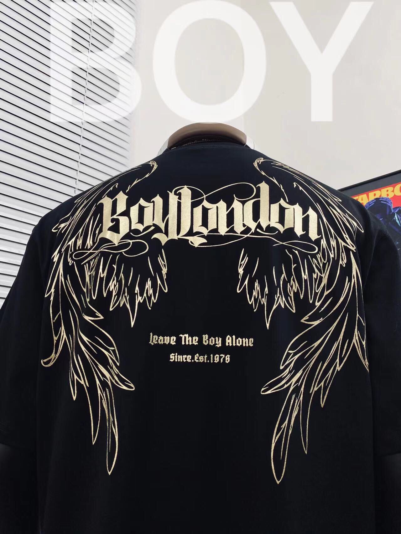 💰115
BOY LONDON25烫金梦幻翅膀情侣短袖Tee🌻男女同款 
⚠️超高版本 经典图案设计 立体外凸印花 烫金大翅膀英文logo吸睛有型！面料由品牌面料商直接应 日本进口胶浆印花，这个印花很稳固的不会开裂，男女同款 可搭配情侣刷街必备！✌️ 简直太个性了 爱辽爱辽💞 
颜色：黑色 
尺码：M_XXL 
       衣长   胸围   肩宽 
M      70    114     56
 L       74   116     57 
XL     76    118     58 
XXL   78    128    59
 （手工测量 存在1~2厘米误差 )