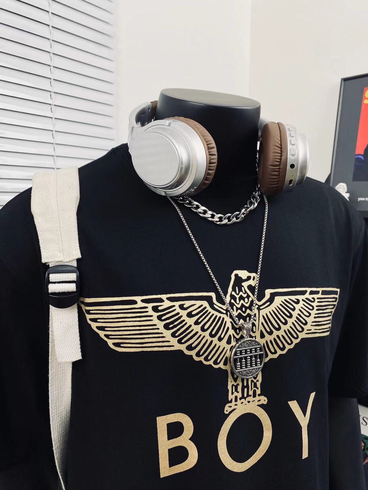 💰115
BOY LONDON25烫金梦幻翅膀情侣短袖Tee🌻男女同款 
⚠️超高版本 经典图案设计 立体外凸印花 烫金大翅膀英文logo吸睛有型！面料由品牌面料商直接应 日本进口胶浆印花，这个印花很稳固的不会开裂，男女同款 可搭配情侣刷街必备！✌️ 简直太个性了 爱辽爱辽💞 
颜色：黑色 
尺码：M_XXL 
       衣长   胸围   肩宽 
M      70    114     56
 L       74   116     57 
XL     76    118     58 
XXL   78    128    59
 （手工测量 存在1~2厘米误差 )