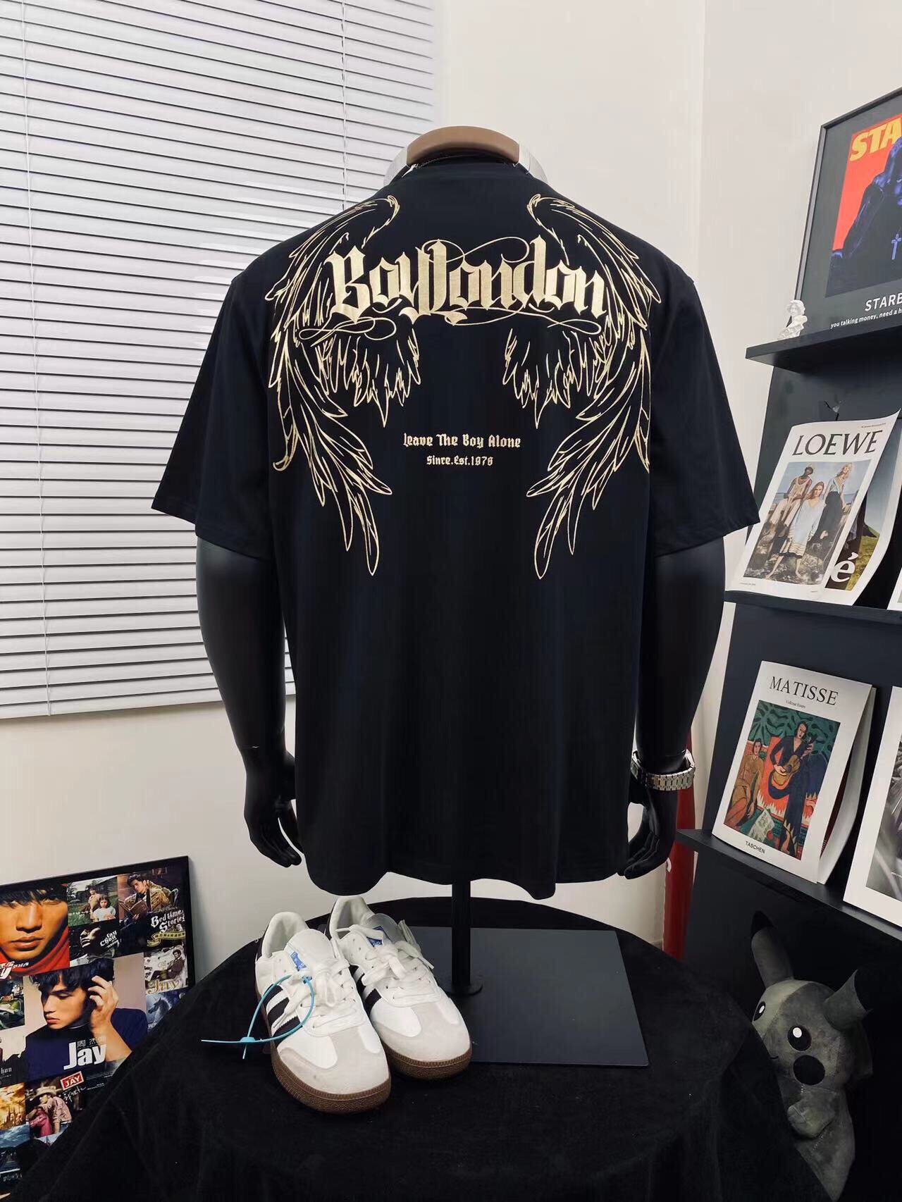 💰115
BOY LONDON25烫金梦幻翅膀情侣短袖Tee🌻男女同款 
⚠️超高版本 经典图案设计 立体外凸印花 烫金大翅膀英文logo吸睛有型！面料由品牌面料商直接应 日本进口胶浆印花，这个印花很稳固的不会开裂，男女同款 可搭配情侣刷街必备！✌️ 简直太个性了 爱辽爱辽💞 
颜色：黑色 
尺码：M_XXL 
       衣长   胸围   肩宽 
M      70    114     56
 L       74   116     57 
XL     76    118     58 
XXL   78    128    59
 （手工测量 存在1~2厘米误差 )