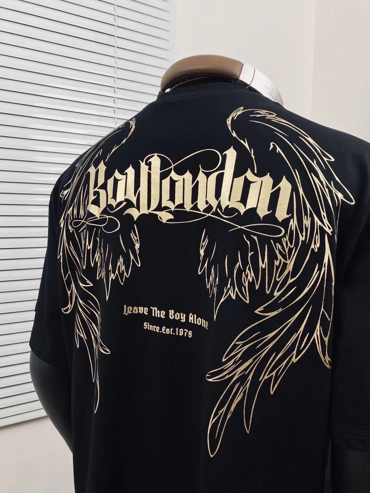 💰115
BOY LONDON25烫金梦幻翅膀情侣短袖Tee🌻男女同款 
⚠️超高版本 经典图案设计 立体外凸印花 烫金大翅膀英文logo吸睛有型！面料由品牌面料商直接应 日本进口胶浆印花，这个印花很稳固的不会开裂，男女同款 可搭配情侣刷街必备！✌️ 简直太个性了 爱辽爱辽💞 
颜色：黑色 
尺码：M_XXL 
       衣长   胸围   肩宽 
M      70    114     56
 L       74   116     57 
XL     76    118     58 
XXL   78    128    59
 （手工测量 存在1~2厘米误差 )