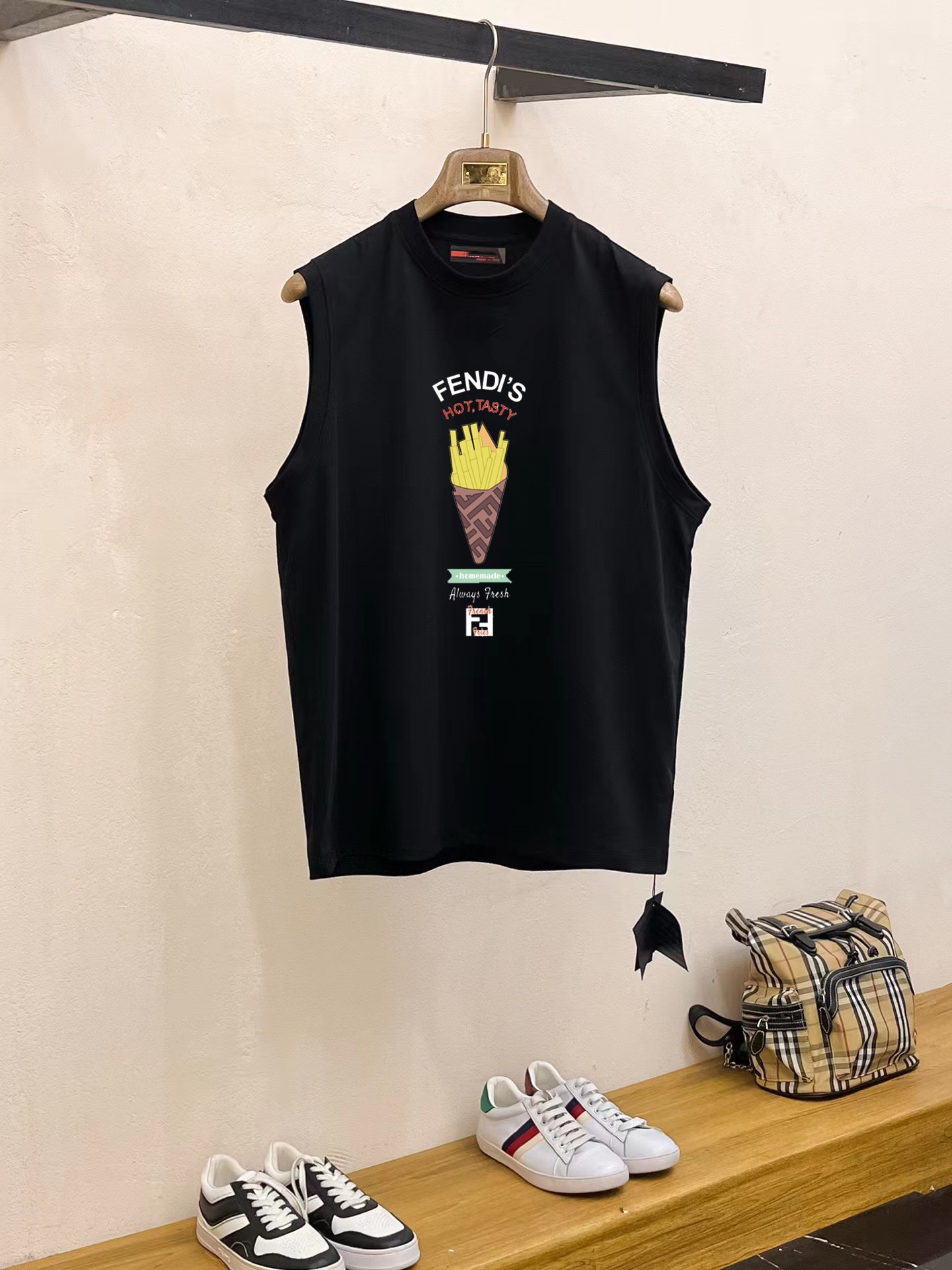 Fendi 品牌【FENDI 芬迪】2025夏季新品背心T袖 简约款式 任何人都可以轻松驾驶 进口定制丝光棉面料 手软舒适有型 吸汗透气