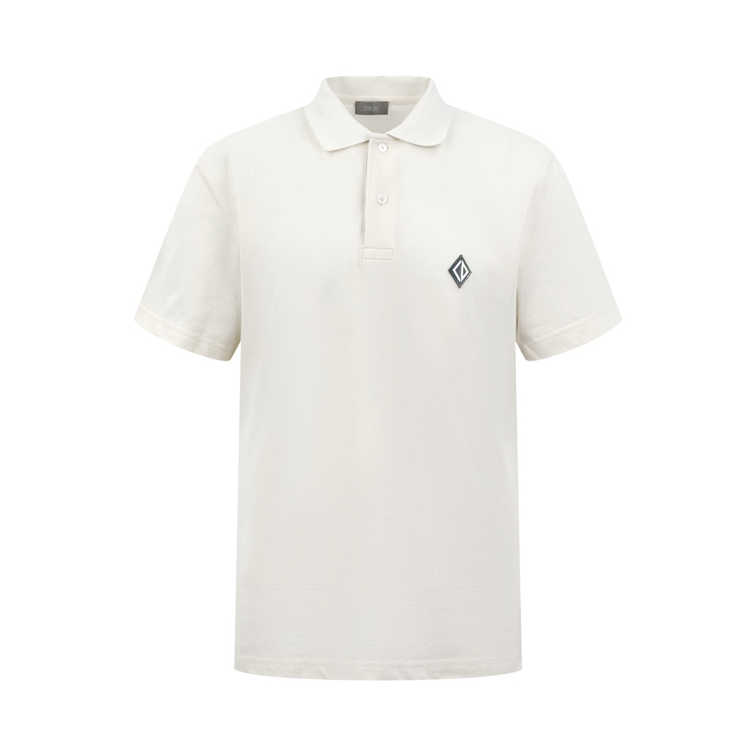 NO:159843,.Dior Diamond patch polo shirt Customized beaded pure cotton stiletto breathable air cotton Exclusive cloud-like cotton feeling Soft and soft, light and drooping. With its pure white tone, it interprets the perfect fusion of elegance and simplicity. The Dior Diamond rubber patch logo on the chest is vividly displayed on the clothes, showing unique identity and charm. Noble choice. Extraordinary taste. Craft 1: Use imported special aircraft infrared positioning 