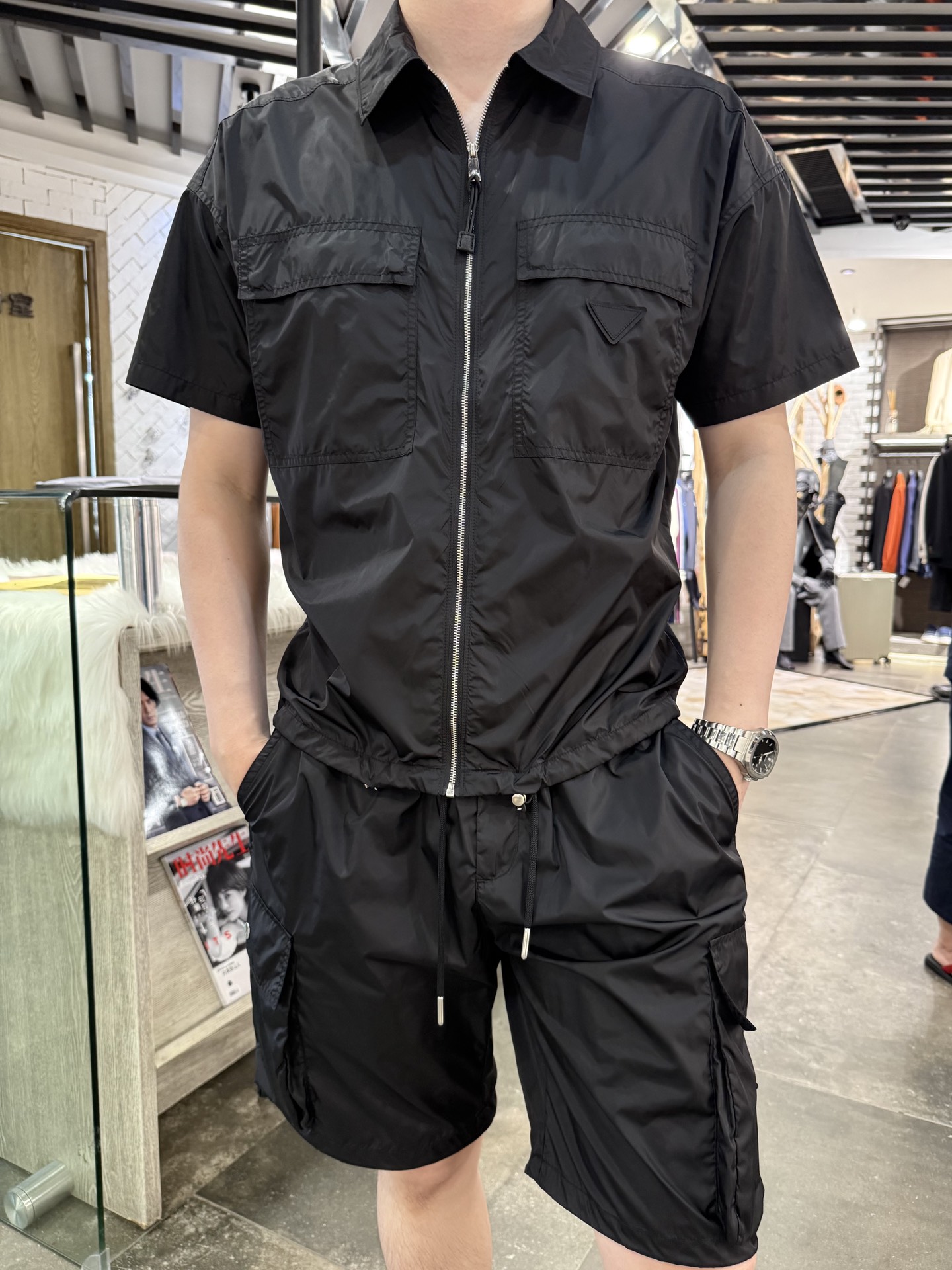 NO:158887,Prada-2025 counter latest hot-selling sets are shipped, and European and American counters are popular!  Selected Italian imported polyester fabrics with simple design, exquisite brand logo and custom zippers to highlight fashion You cannot miss it. Size 48-56 (model 173/130 wears 48, with Hong Kong Lane Crawford gift box packaging), prada, alexander wang19860909普拉达-2025专柜最新爆款套装出货 欧美专柜热销单品！精选意大利进口聚酯纤维面料搭配简约的设计,精致品牌标志和定制拉链彰显时尚 您不容错过.尺码48-56（模特173/130穿48,配香港连卡佛礼盒包装）,,prada,alexander wang,Men's clothing