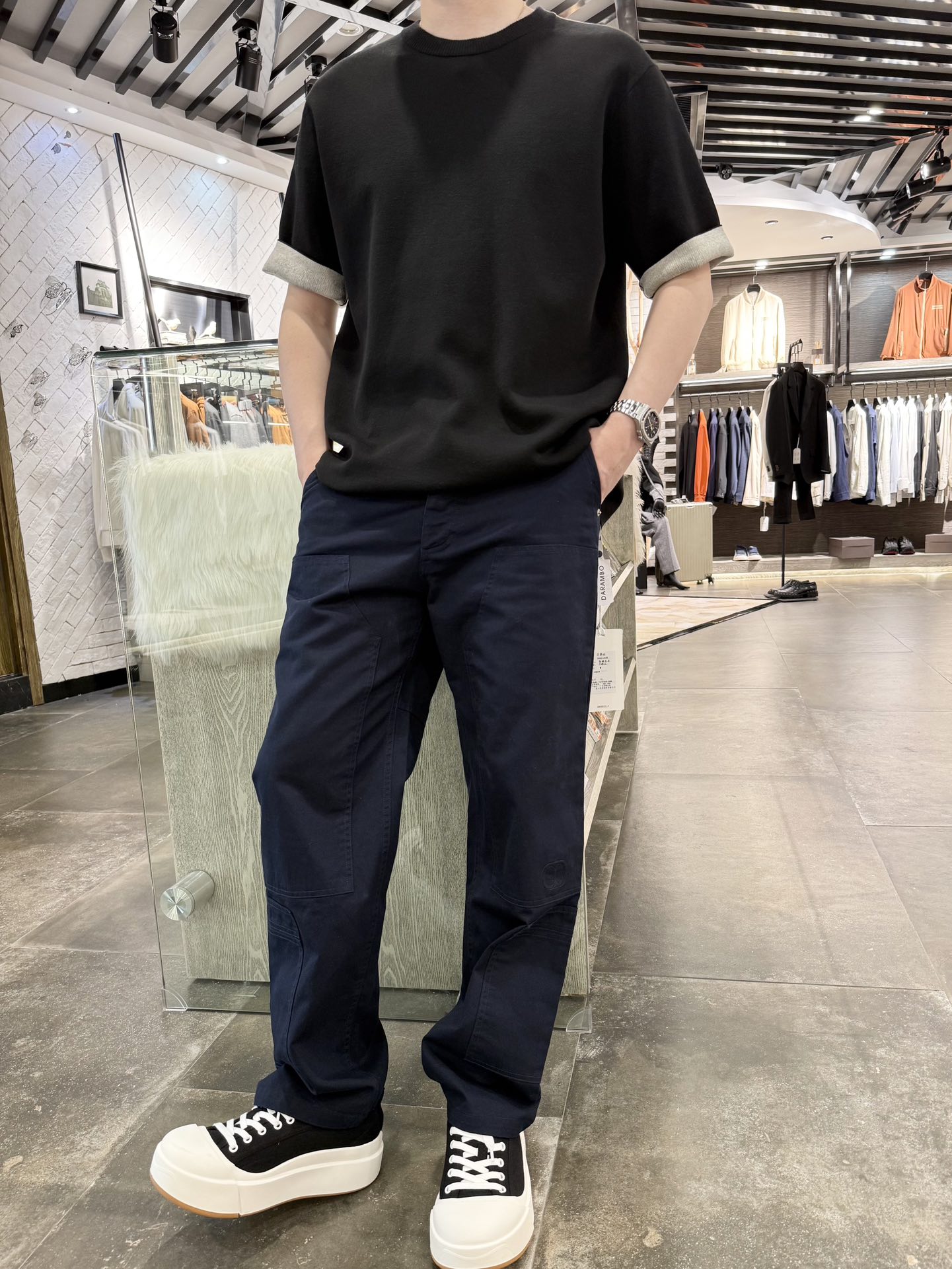 NO:158889,Dior-2025's latest hot casual pants arrive, hot-selling items in Europe and the United States!  Selected custom fabrics imported from Italy with the latest slim fit design of foot, customized hardware and CD letter embroidery to show fashion, needless to say, the upper body effect is: S-XXXL (model 180/140 wears M, with Hong Kong Lane Crawford gift box packaging), dior, alexander wang19860909迪奥-2025最新爆款休闲裤到货,欧美热销单品！精选意大利进口定制面料搭配最新的收脚修身设计,定制五金和CD字母绣彰显时尚 上身效果不用多说.码数:S-XXXL(模特180/140穿M,配香港连卡佛礼盒包装）,,dior,alexander wang,Men's clothing