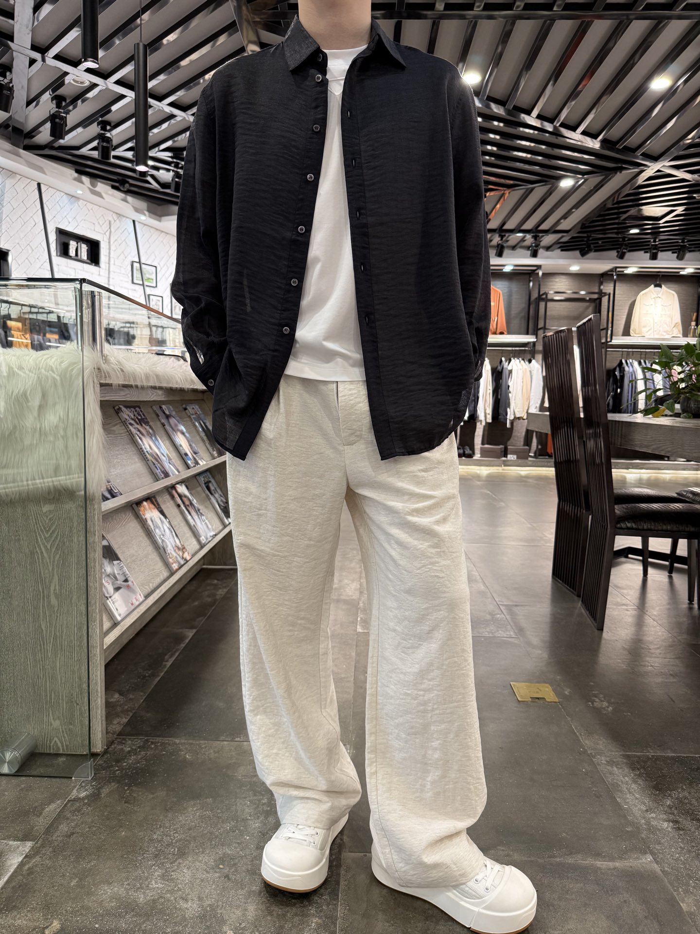 NO:158876,Jenia - Lao Qianfeng Light Luxury Linen Series Set # Shirt Matched with casual style. A must-have for sun protection and breathability in summer. This is made of linen fabric. The light and fresh texture makes your summer have a different temperament. Customers are selected original and environmentally friendly linen fabrics, with special craftsmanship, perfect combination of comfort and texture beauty, excellent skin-friendly, superior breathability and moisture absorption, and a unique style. The texture structure restores the natural pure and rustic color of linen. It is quite pleasing to the eye and has a full artistic conception!  Size 48-56 (model 180/140 wears 50, with Hong Kong Lane Crawford gift box packaging), zegna,shirts,alexander wang19860909杰尼亚-老钱风轻奢亚麻系列套装#衬衫 搭配休闲版型 夏日防晒透气必备 这款采用亚麻面料制成 轻盈而清新的质感让您的夏日拥有不一样的气质 客供臻选原生态环保亚麻面料,特殊工艺处理,完美兼具了舒适感与肌理美感,亲肤性绝佳,透气性与吸湿性优越,自成一派的独特风格,纹理构造还原了亚麻自然纯粹与质朴的本色,视觉方面相当耐看,意境十足！ 尺码48-56(模特180/140穿50,配香港连卡佛礼盒包装),,zegna,shirts,alexander wang,Men's clothing