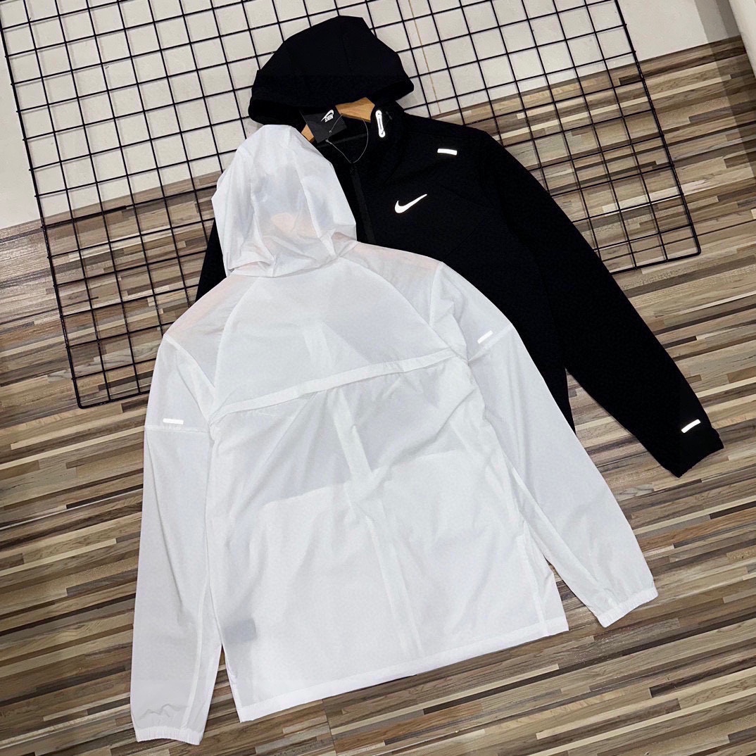 高标准选精品✨通版多擦亮👀区别市场垃级货💢同图不同价为版本不同 上新💰215💰(3M反光logo耐克nike男士防晒服皮肤衣外套透气简约风基础大众款青年)
专柜品质力荐好货夏季爆款Nike耐克男子风行者连帽运动户外防晒服皮肤衣! 科技面料轻薄运动情侣皮肤衣,耐克连帽男士外套!有大码男装密码CK6342 轻薄如翼速干面料!!连帽设计,领口包边,内里所有缝线的地方都有包边的!! 成本非常高,原版的大货面料!!反光胶印LOGO!nike连帽防晒服!腋下有透气打孔的设计!后背上半部分是双层面料设计,后背有透气孔!! 非常nice的牛货,原版面料,喜欢的朋友一定不要错过!完美品质!
颜色:黑色 白色
尺码:M-3XL
M连肩袖长72胸围100 衣长66
L连肩袖长74胸围104衣长68
XL连肩袖长76胸围108衣长70
2XL连肩袖长78胸围112衣长72
3XL连肩袖长80胸围116衣长74
