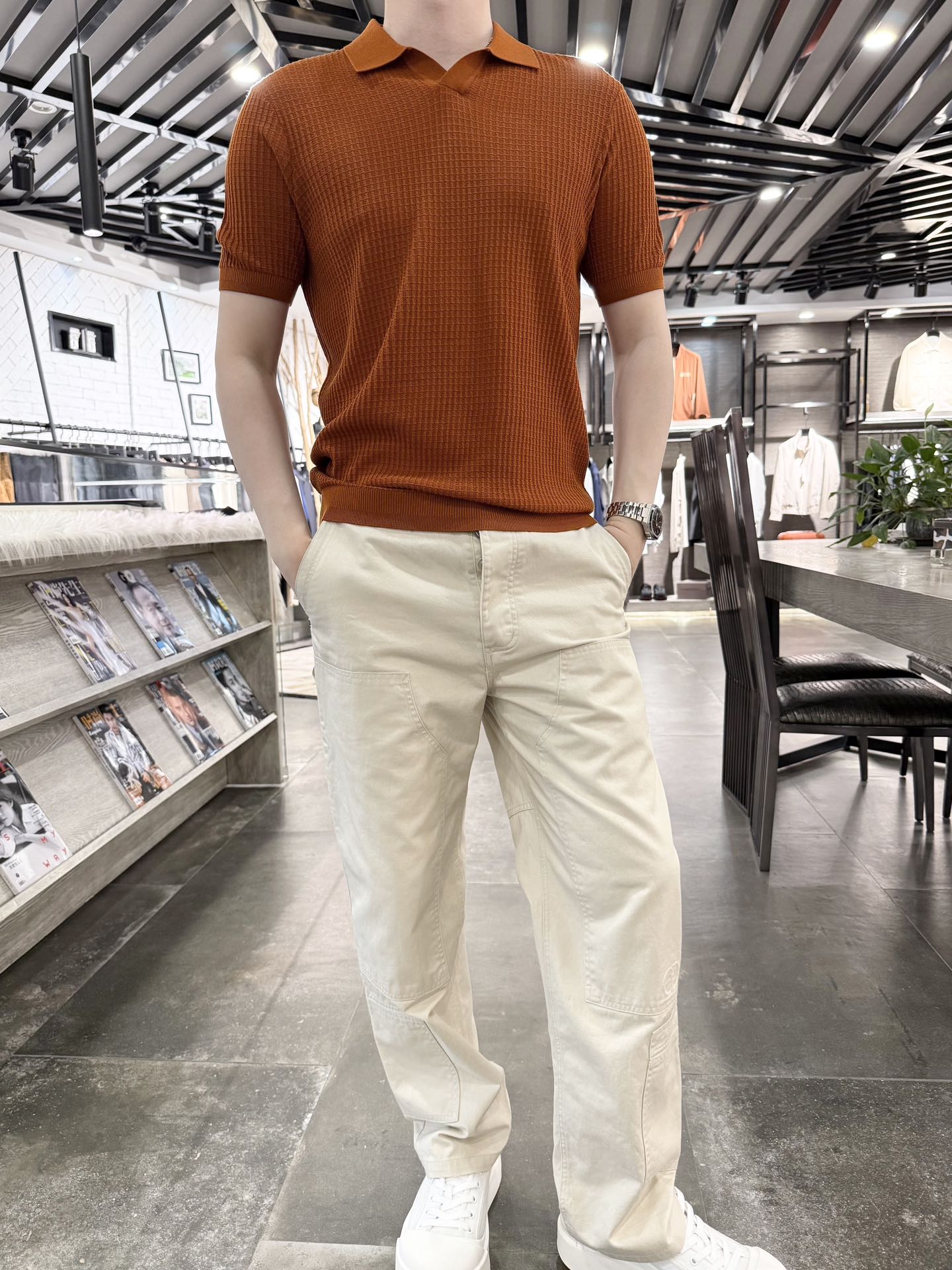 NO:158878,BV-2025 Tianshi Mulberry Silk Blend Knitted Short-Sleeve Polo Fixed Dyeing Yarn Fabric material is made of Tianshi (also known as Laiser) mulberry silk cotton, which has the following characteristics: 1. Light and breathable This fabric combines the lightness of Tianshi and the breathability of mulberry silk, making the overall fabric very light and breathable. It is suitable for wearing in summer and can keep the skin dry and comfortable. 2. Soft and comfortable The soft and smoothness of Tianshi and the delicate touch of mulberry silk make the fabric soft and silky feel comfortable and not stuffy. This fabric is suitable for sleeping naked and will not irritate the skin. It is suitable for people with sensitive skin. 3. Moisture-wicking Tenshi and Mulberry Silk have excellent moisture absorption, which can absorb sweat and moisture discharged from the body and keep the skin dry. This characteristic makes the fabric provide good comfort in hot summers.  4. Antibacterial and antibacterial tines and mulberry silk have antibacterial properties, which can effectively inhibit the growth of bacteria and mites, and are suitable for people with sensitive skin. 5. The combination of high gloss and mulberry silk makes the fabric have a higher gloss and a more high-end and elegant appearance. Size 48-56 (model 180/140 wears 50), bottega veneta, T-shirt, alexander wang19860909BV-2025天丝桑蚕丝混纺针织短袖Polo 定织定染纱线 面料材质采用天丝（又称莱赛尔）桑蚕丝棉,具有以下特点 1.轻薄透气这种面料结合了天丝的轻薄和桑蚕丝的透气性,使得整体面料非常轻薄且透气,适合在夏季穿着,能够保持皮肤的干爽和舒适 2. 柔软舒适天丝的柔顺光滑与桑蚕丝的细腻触感相结合,使得面料触感柔软丝滑,贴肤舒适不闷热.这种面料适合裸睡,不会刺激皮肤,适合敏感肌肤的人群使用 3.吸湿排汗天丝和桑蚕丝都具有优异的吸湿性,能够吸收身体排出的汗液和水分,保持皮肤干爽.这种特性使得面料在炎热的夏季也能提供良好的舒适度 4.抗菌抑菌天丝和桑蚕丝都具有抗菌抑菌的特性,能够有效抑制细菌和螨虫的滋生,适合敏感肌肤的人群使用 5.光泽度高天丝和桑蚕丝的结合使得面料具有较高的光泽度,外观更加高档和优雅 尺码48-56（模特180/140穿50）,,bottega veneta,T-shirt,alexander wang,Men's clothing