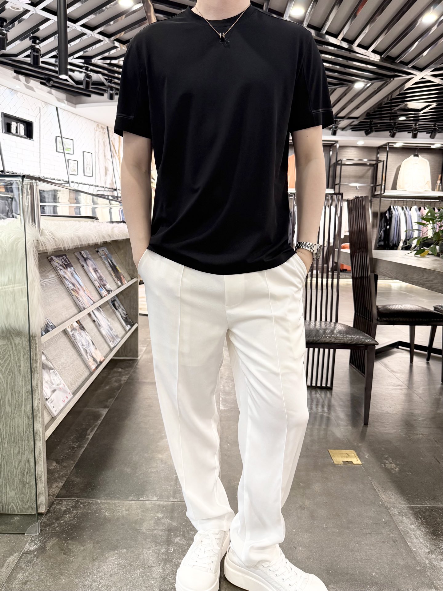 NO:158880,DiSant - Ice Silk No trace, sports quick-drying round neck T-shirt. The whole dress is made of seamless ultrasonic, time-consuming and labor-consuming, just for excellence. It adopts 3D three-dimensional cut, with a crisp fit and not restrained style, suitable for business and casual occasions. The solid color design is simple and high-end, with a crisp and stylish collar, which is durable and not easy to deform. Quick-drying fabric has the following characteristics: Quick drying can quickly transfer sweat from the surface of the skin to the surface of the fabric, and accelerate evaporation through air circulation. The drying speed is 50 faster than cotton fabrics, which can quickly restore the body to dryness. Good breathable fabrics have fine micropores or special fiber structures, which enable the internal and external air to convection, improve air flow, enhance breathability, and avoid a muggy feeling when worn. Low water absorption is itself low, and it will not absorb and lock moisture in large quantities like cotton fabrics, thereby reducing the time when moisture is stuck on the clothes and helping to dry quickly.  Water-resistant and splash-resistant parts of the quick-dry fabric have been specially treated and have a certain water-resistant properties, so that water droplets form water droplets on the surface of the fabric, and do not easily penetrate into the fabric. Even when encountering light rain or splashing water, it can keep the clothes relatively dry. Light and comfortable, mostly made of light and soft materials, with almost no burden when worn, allowing the body to move freely and provide a good touch experience. Wear-resistant and durable, common quick-dry fabric materials such as polyester and nylon have high wear resistance and strength, and are not easy to damage after wearing and washing many times. They can be used for a long time. Good wrinkle resistance has good wrinkle resistance and wrinkle resistance, and it is not easy to wrinkle. Even if wrinkles appear, they can quickly return to flatness, which is convenient for daily wear and care. UV proof Some quick-dry fabrics are treated with sunlight and sun protection, which can effectively block UV rays, reflect some UV rays, isolate UVA and UVB, and protect the skin from sunburn.  Easy to handle stains and do not easily adhere to quick-drying fabrics. They are relatively simple to clean and dry quickly, which can save time and energy. The whole piece is seamless and super-radiated!  Size 48-56 (model 180/140 wears 50, with Hong Kong Lane Crawford gift box packaging), tees, t-shirt, alexander wang19860909迪桑特-冰丝无痕 运动速干圆领T恤 整件衣服做的无缝超声波 耗时耗力 只为精益求精 采用3D立体剪裁,版型挺括,既合身又不拘谨,适合商务和休闲场合.纯色设计简约高级,衣领挺括有型,耐穿不易变形 速干面料具有以下特点 快速干燥能迅速将汗水从皮肤表面转移到面料表层,并通过空气流通加速蒸发,干燥速度比棉织物快50,可让身体快速恢复干爽. 良好的透气性面料有细密微孔或特殊的纤维结构,使内外空气能够对流,提高空气流动性,增强透气性,避免穿着时产生闷热感. 吸水性低本身吸水性不高,不会像棉质面料那样大量吸收并锁住水分,从而减少了水分滞留在衣物上的时间,有助于快速干燥. 防泼水性部分速干面料经过特殊处理,具有一定的防泼水性,使水滴在面料表面形成水珠滚落,不易渗透进面料内部,即使遇到小雨或溅水也能保持衣物相对干爽. 轻便舒适多采用轻便柔软的材料制成,穿着时几乎没有负担,能让身体自由活动,提供良好的触感体验. 耐磨耐用如涤纶、锦纶等常见的速干面料材质,具有较高的耐磨性和强度,经过多次穿着和洗涤后也不易损坏,可使用较长时间. 抗皱性好具有较好的抗皱性能,不易起皱,即使出现褶皱也能快速恢复平整,便于日常穿着和打理. 防紫外线一些速干面料经过日照防晒处理,能有效阻隔紫外线,反射掉部分紫外线,隔绝UVA、UVB,保护皮肤防止晒伤. 易打理污渍不易附着在速干面料上,清洗起来较为简单,且干燥速度快,能节省时间和精力.全件无缝超生波！ 尺码48-56（模特180/140穿50,配香港连卡佛礼盒包装）,,tees，t-shirt,alexander wang,Men's clothing