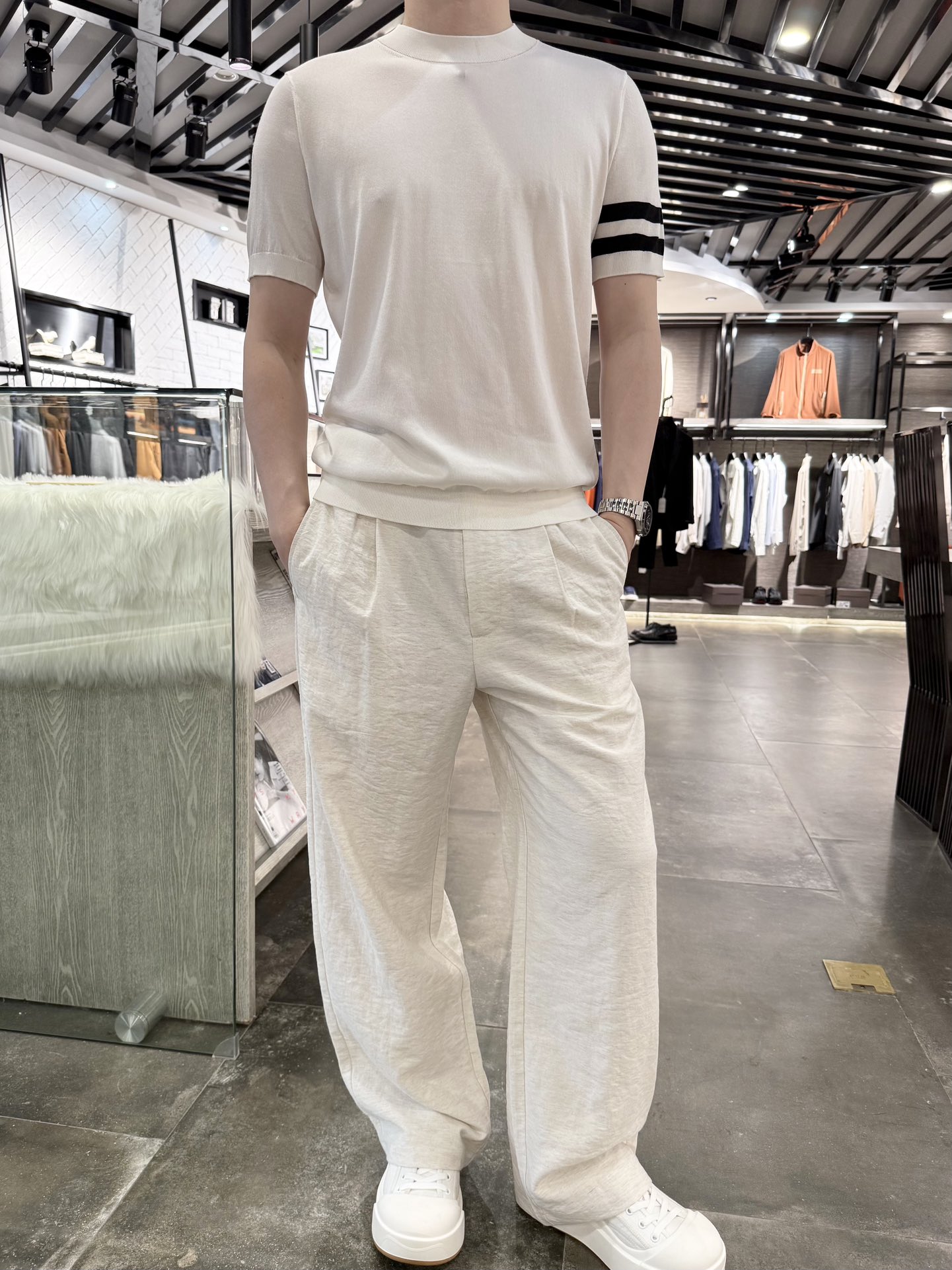 NO:158882,TB-round neck knitted short-sleeved fixed-dyeing fabric The fabric is made of 68-day silk 26 cotton 6 mulberry silk. It has the following characteristics: Soft and comfortable. This fabric is made of tinsil, cotton and mulberry silk. It has a very soft feel and is comfortable to wear. It is comfortable and natural to wear. It will not be too restrictive. Good breathability. Tianshi and mulberry silk have good breathability and can keep the skin dry and suitable for summer. The addition of high glossy mulberry silk makes the fabric have a natural gloss, which looks high-end and elegant. Strong hygroscopic tinsil and mulberry silk can effectively absorb moisture in the air and eliminate it, keeping the fabric dry and cool. It is resistant to fading and does not easily lose its beauty after multiple washing. Environmentally friendly characteristics Tenshi and mulberry silk are both natural fibers and have environmentally friendly characteristics. Size 48-56 (model 180/140 wear 50, with Hong Kong Lane Crawford gift box packaging), T-shirt, alexander  wang19860909TB-圆领针织短袖定织定染面料 面料采用68天丝 26棉6桑蚕丝 具有以下特点 柔软舒适该面料由天丝、棉和桑蚕丝混合而成,具有非常柔软的手感,穿着舒适自然,不会过于拘谨 透气性好天丝和桑蚕丝都具有良好的透气性,能够保持皮肤干爽,适合在夏季 光泽度高桑蚕丝的加入使得面料具有天然的光泽感,显得高档且优雅 吸湿性强天丝和桑蚕丝都能有效吸收空气中的水分并加以排除,保持面料的干爽 耐褪色经过多次洗涤也不易失去美观 环保特性天丝和桑蚕丝都属于天然纤维,具有环保特性 尺码48-56（模特180/140穿50,配香港连卡佛礼盒包装）,,T-shirt,alexander wang,Men's clothing