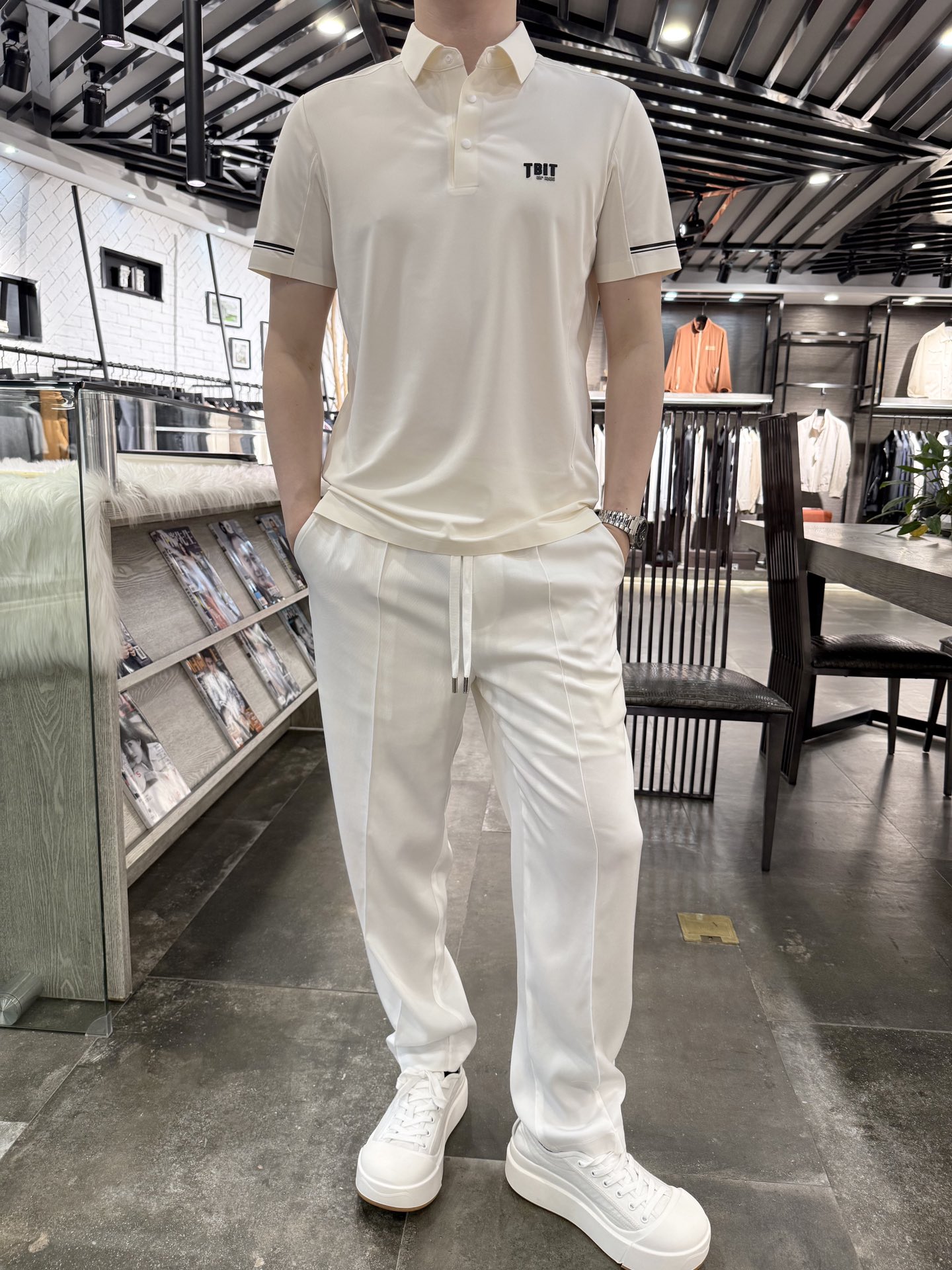 NO:158891,LP-2025 Lao Qianfeng Light Luxury Style Acetic Acid Leisure Pants #Textile The fabric is made of fixed woven acetic acid blend material. Its advantages include good wrinkle resistance, high gloss, and easy to clean. The specific advantages are as follows: 1. Good wrinkle resistance. Acetic acid fabric clothes are soft and delicate, have good wrinkle resistance, and are comfortable to wear. Because the fibers are delicate and uniform, the feel is very soft, the clothes are not prone to wrinkles, and there is no sense of urgency when worn. 2. High gloss. Acetic acid fabric clothes have high gloss and bright colors. This fabric has rich colors, and can also keep the colors bright and not fade easily, making people feel very energetic. 3. Easy to clean Acetate fabrics and clothes contain fibers with strong hydrophilicity, which are easy to wash and durable. This fabric is clean, hygienic, easy to clean, durable, and does not easily cause problems such as uneven color and shrinkage.  Size 48-56 (model 180/140 wears 50, with Hong Kong Lane Crawford gift box packaging), loro piano, alexander wang19860909LP-2025老钱风轻奢风醋酸休闲裤#有质感 面料采用定织醋酸混纺材质 其优点有抗皱性好、光泽度高、易于清洗等优点,具体优点如下 1.抗皱性好醋酸面料衣服柔软细腻,抗皱性好,穿着舒适.由于纤维细腻而均匀,手感非常柔软,衣服不容易出现皱褶,穿上去也不会有紧迫感. 2.光泽度高醋酸面料衣服光泽度高,色彩鲜艳.这种面料具有丰富的色彩,同时也能很好地保持颜色鲜艳,不易褪色,让人感觉非常有活力. 3.易于清洗醋酸面料衣服含有亲水性较强的纤维,洗涤方便,持久耐用.这种面料干净、卫生、易于清洗,经久耐用,不容易出现色泽不匀和缩水等问题. 尺码48-56(模特180/140穿50,配香港连卡佛礼盒包装),,loro piana,alexander wang,Men's clothing