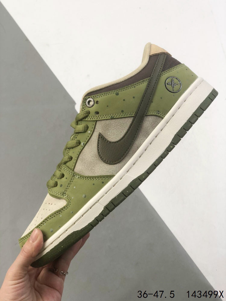 Nike SB Dunk Low Retro Skateboarding Shoes - Comfortable Zoom Air Cushioning 7 i1746373396 1108 5